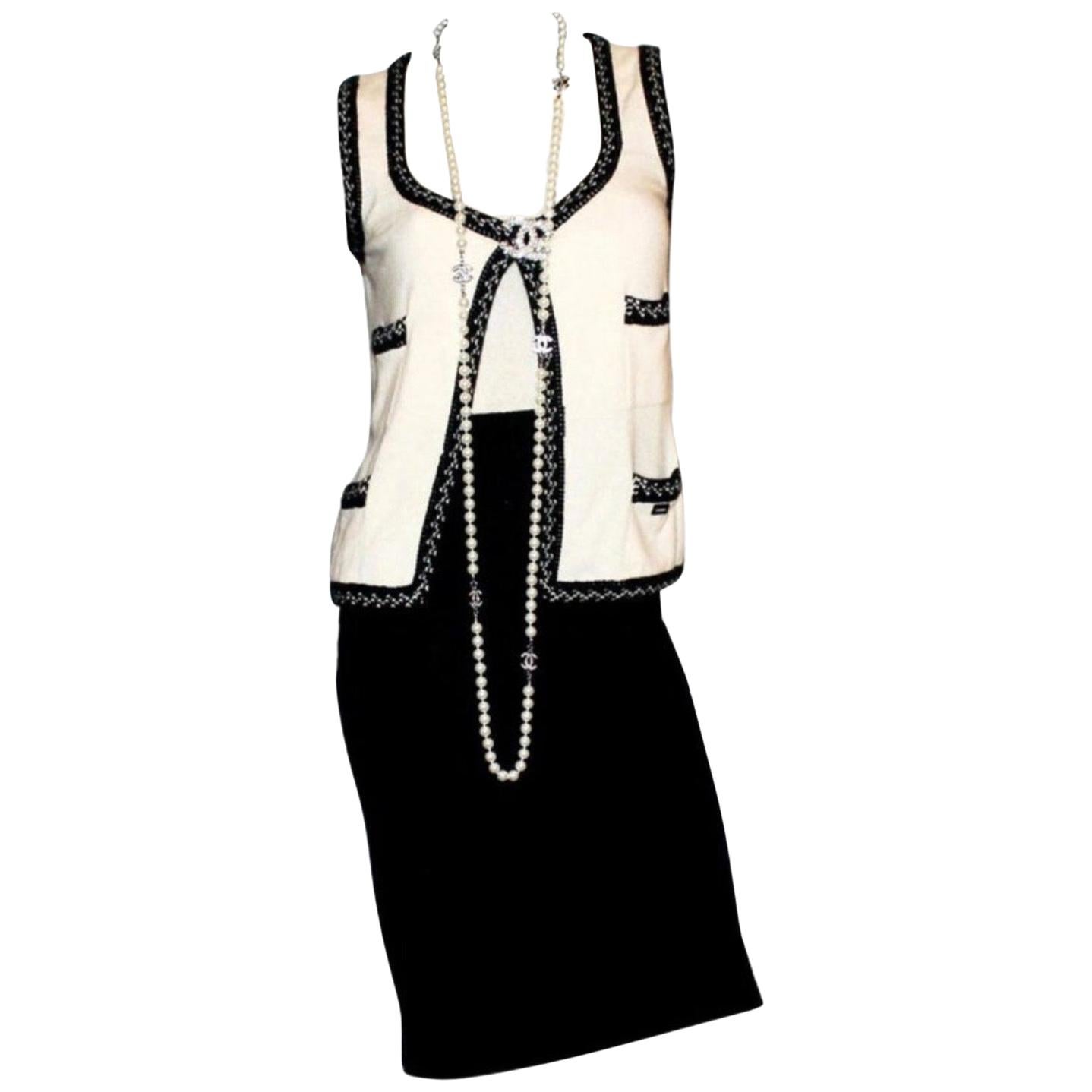 Superbe ensemble de costume doré et robe monochrome Chanel en cachemire, taille 36 en vente