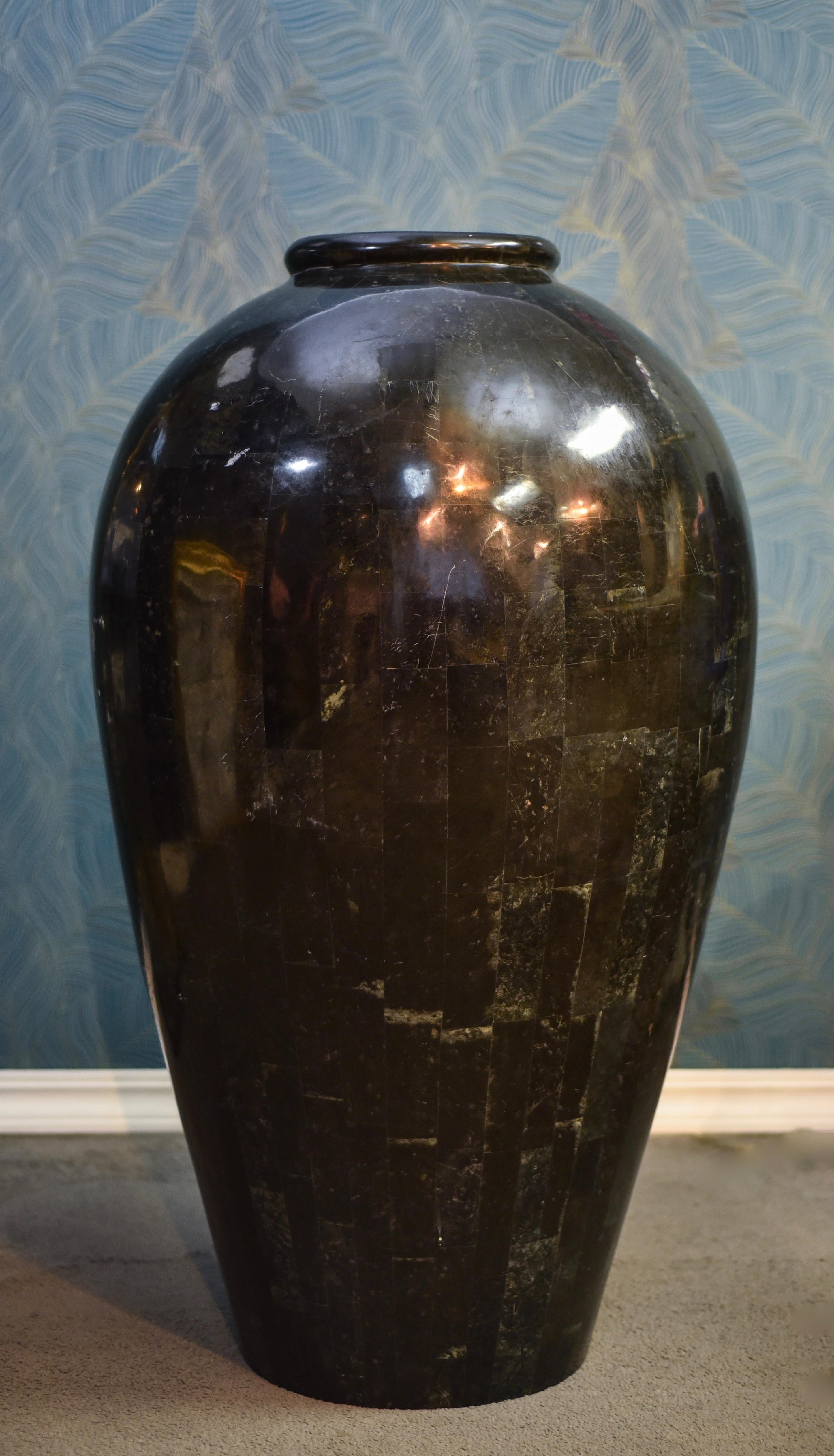 Autre Superbe vase monumental en pierre tessellée de Maitland Smith, années 1980 en vente