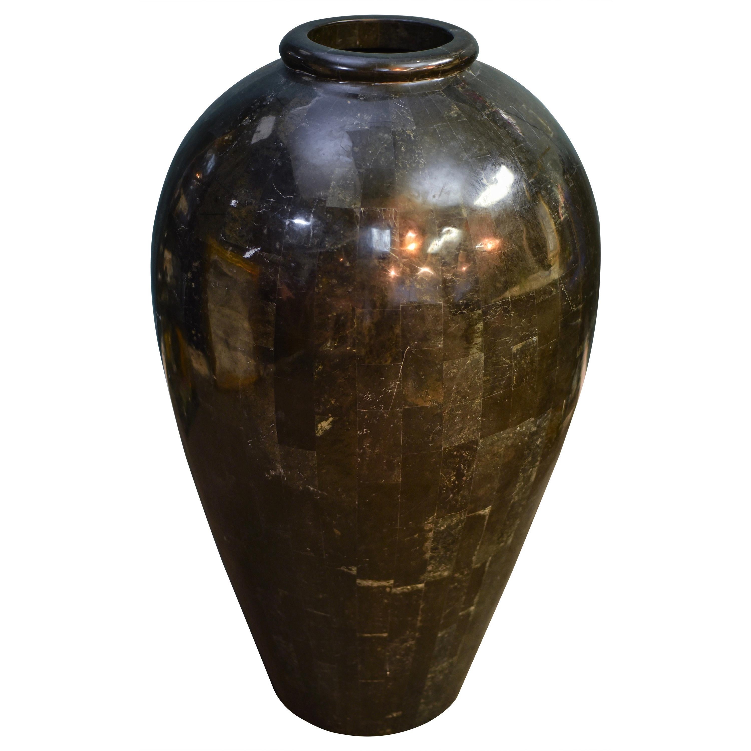 Superbe vase monumental en pierre tessellée de Maitland Smith, années 1980 en vente