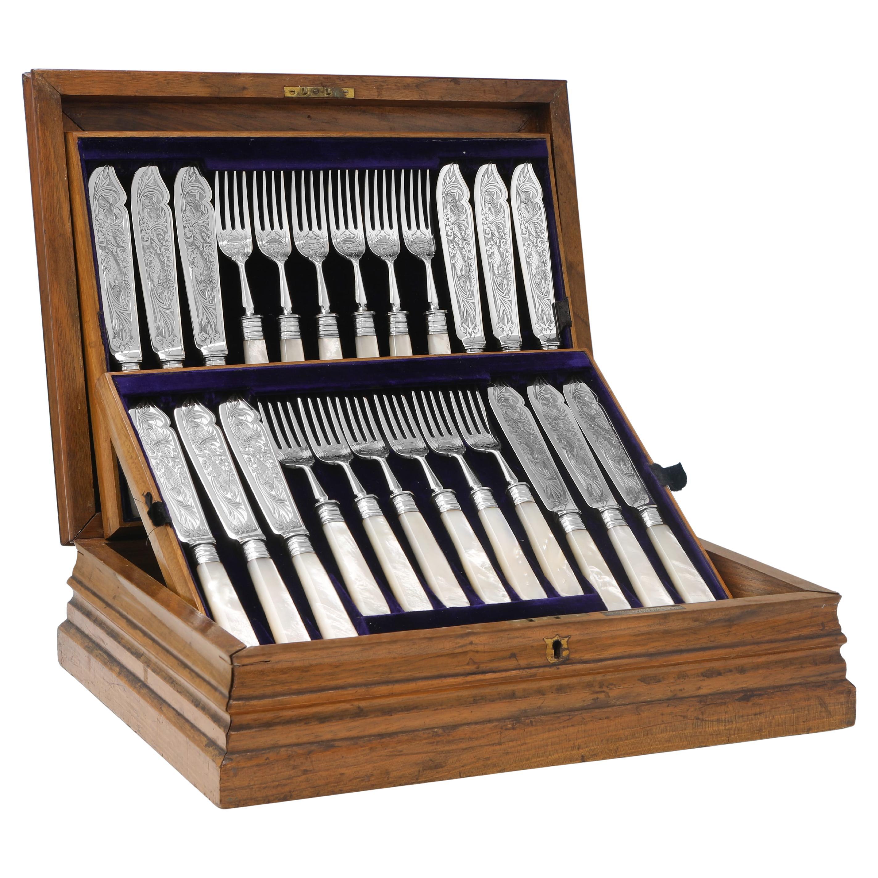 Splendido set di pesci in madreperla e argento sterling e server realizzati nel 1881