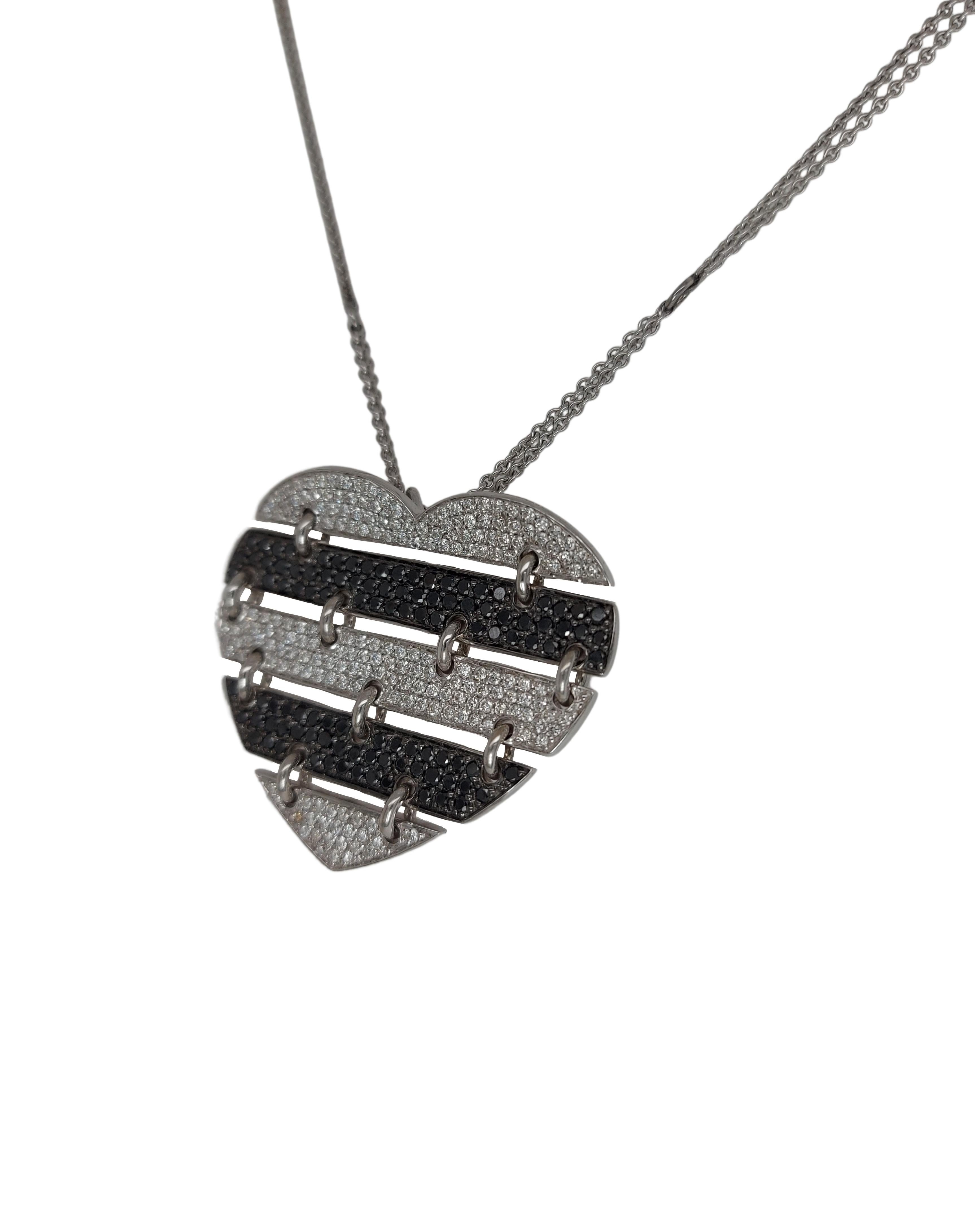 Stunning Moving 18kt White Gold Necklace With 2.5ct Black and White Diamonds 

Comes with a stunning 18kt white gold double chain of 50cm to 55 cm ( you can choose the length in between)

Diamonds: White brilliant cut diamonds together approx.