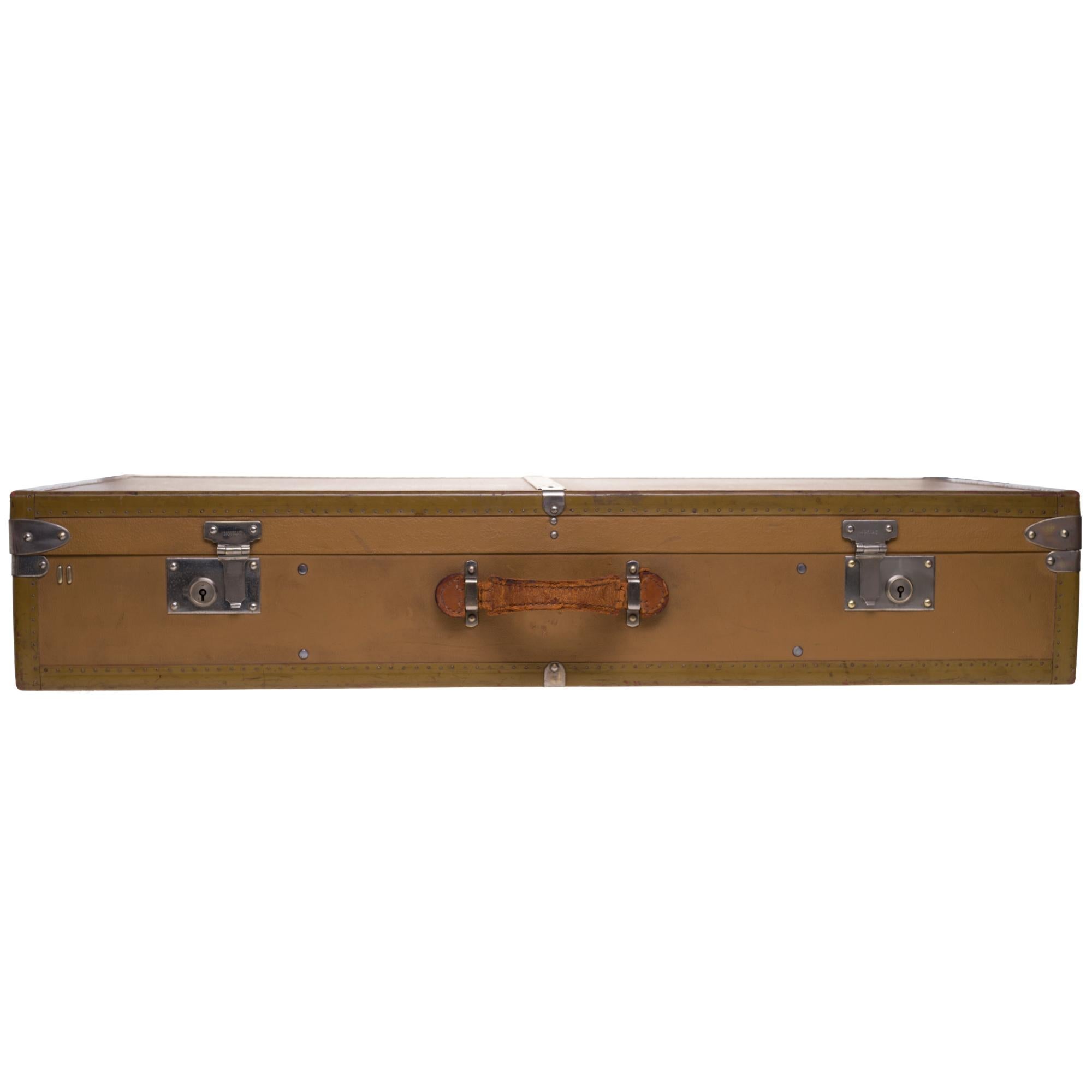 Beautiful decorative and collectible object: MOYNAT suitcase in coated canvas.
Metal hardware .
Leather handle.
Original label.
Circa 1930.
Dimensions: 77 * 166 * 36 cm.

Good vintage condition despite interior and exterior usage marks on canvas and