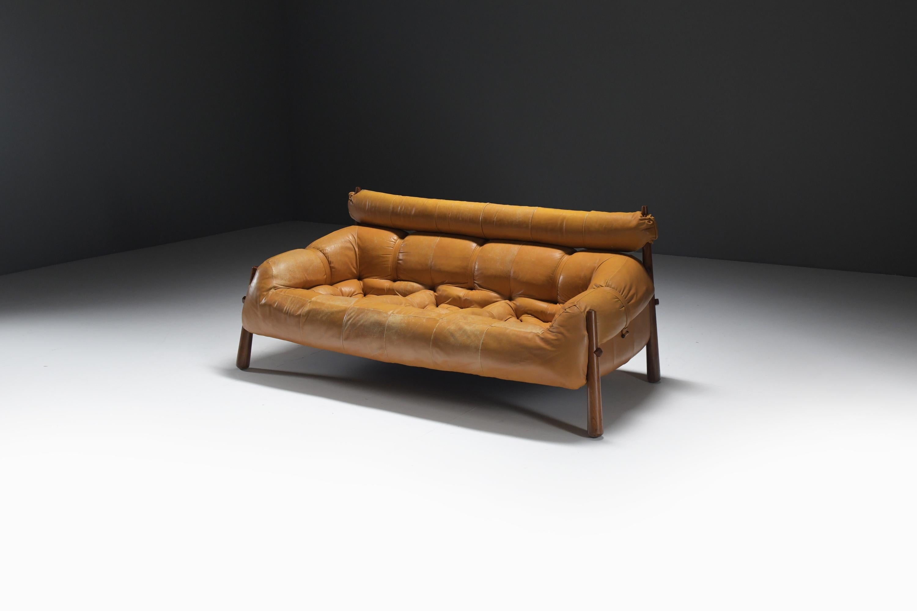 Mid-Century moderno Splendido divano lounge MP-81 in pelle cognac di Percival Lafer per Lafer S.A. in vendita