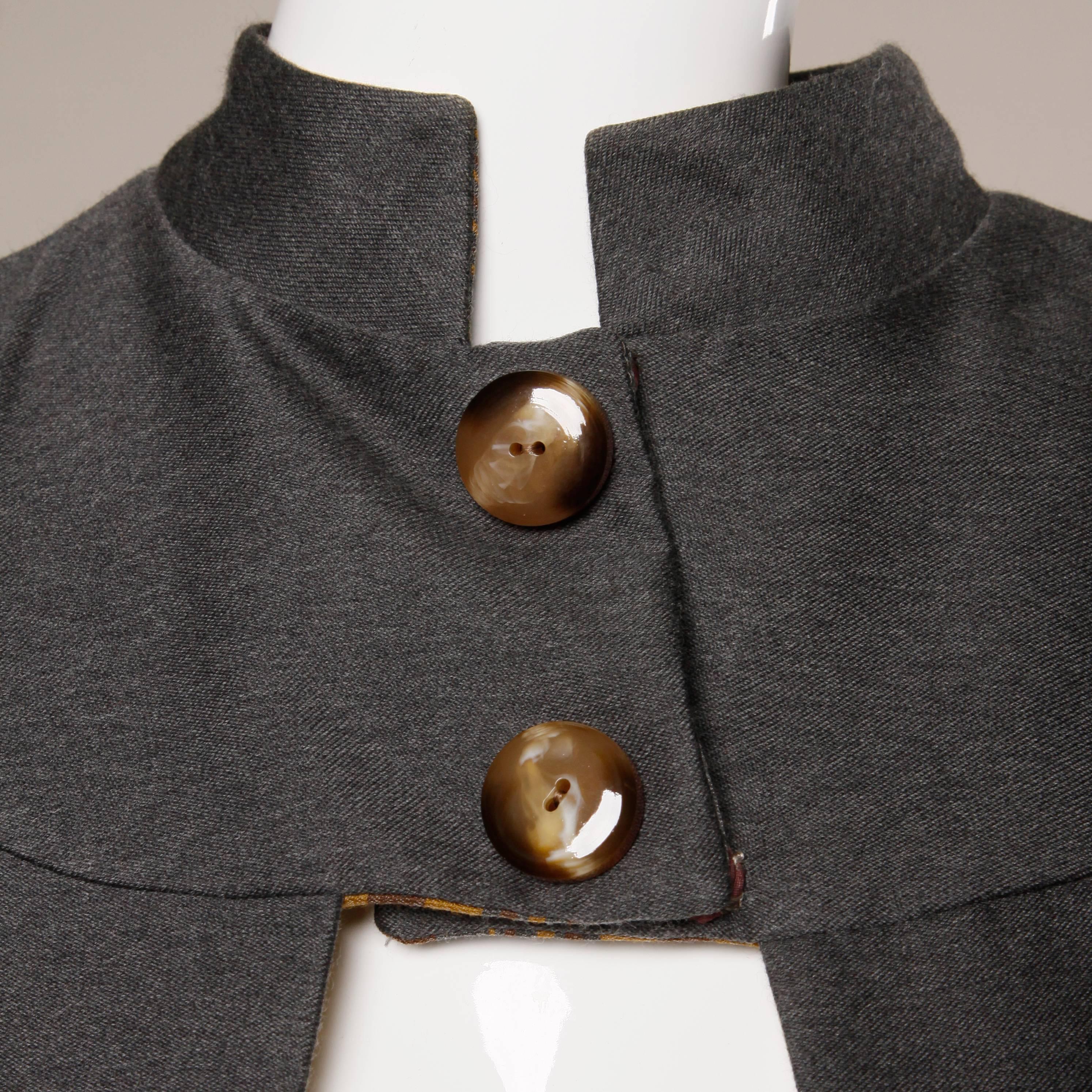 Superbe manteau cape Mr. Blackwell vintage des années 1960 en laine et soie avec doublure rayée en vente 4