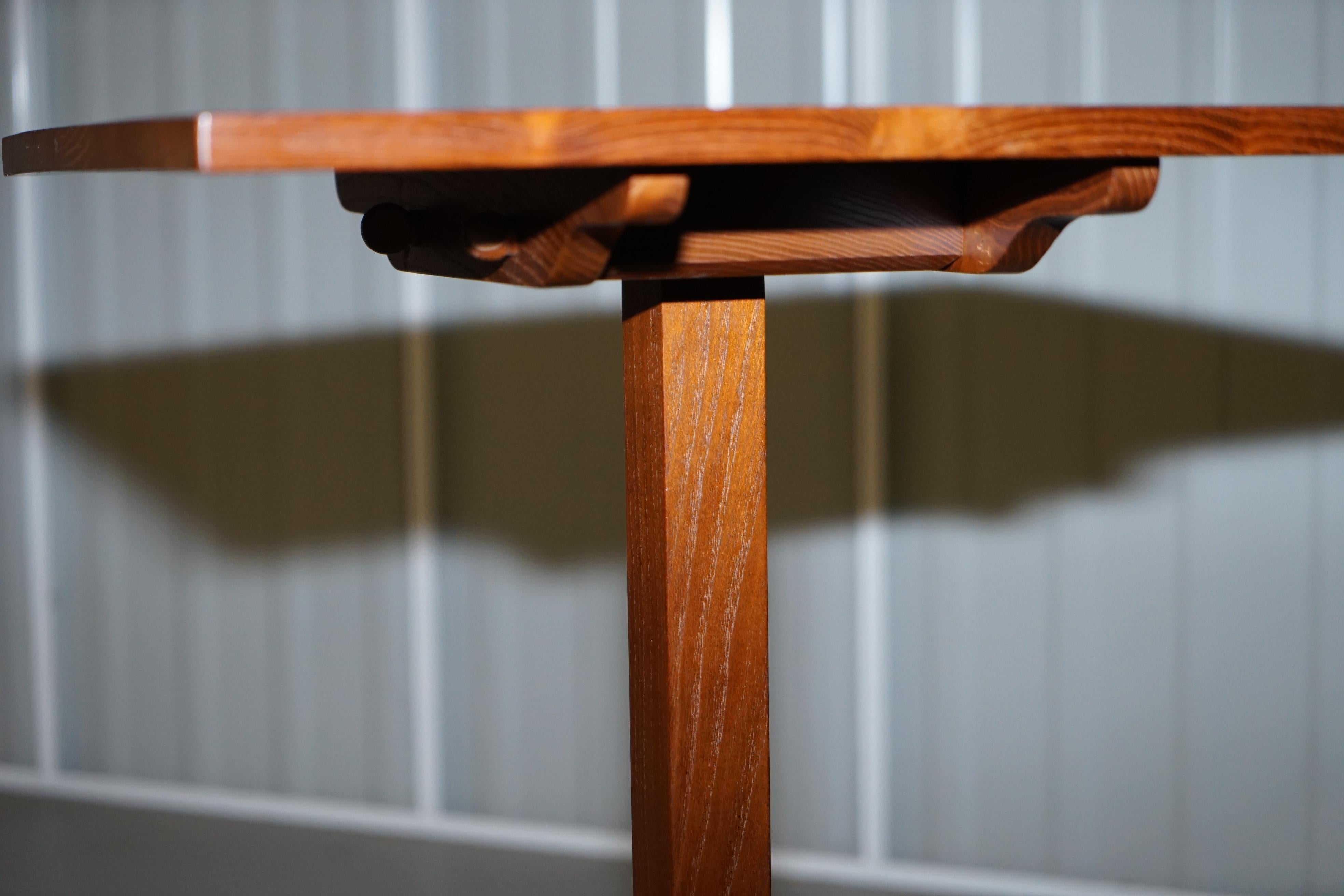 Impresionantes muebles de morera fabricados por Holgate & Pack Mesa auxiliar de nogal de diseño en venta 4