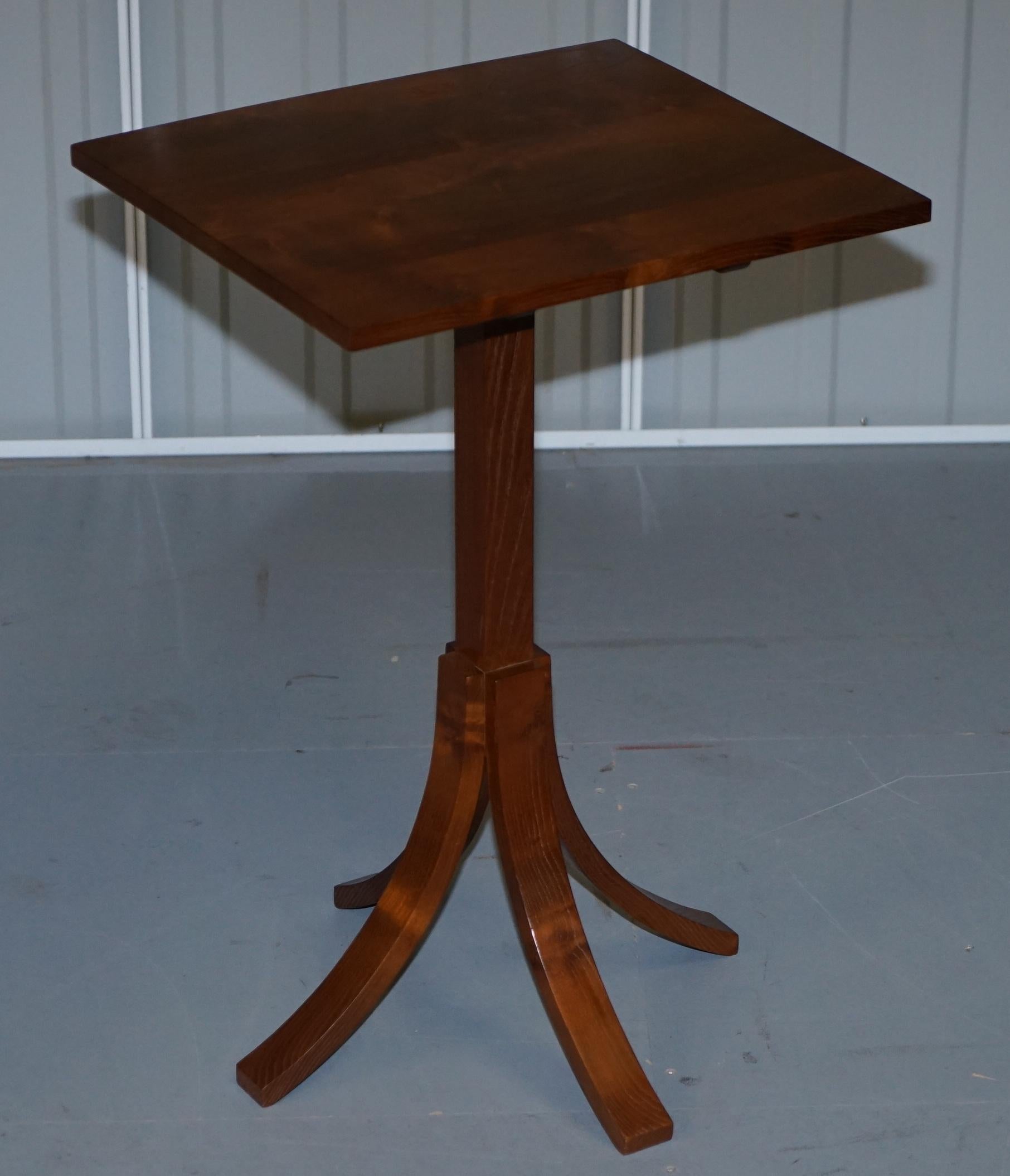 Impresionantes muebles de morera fabricados por Holgate & Pack Mesa auxiliar de nogal de diseño Moderno en venta