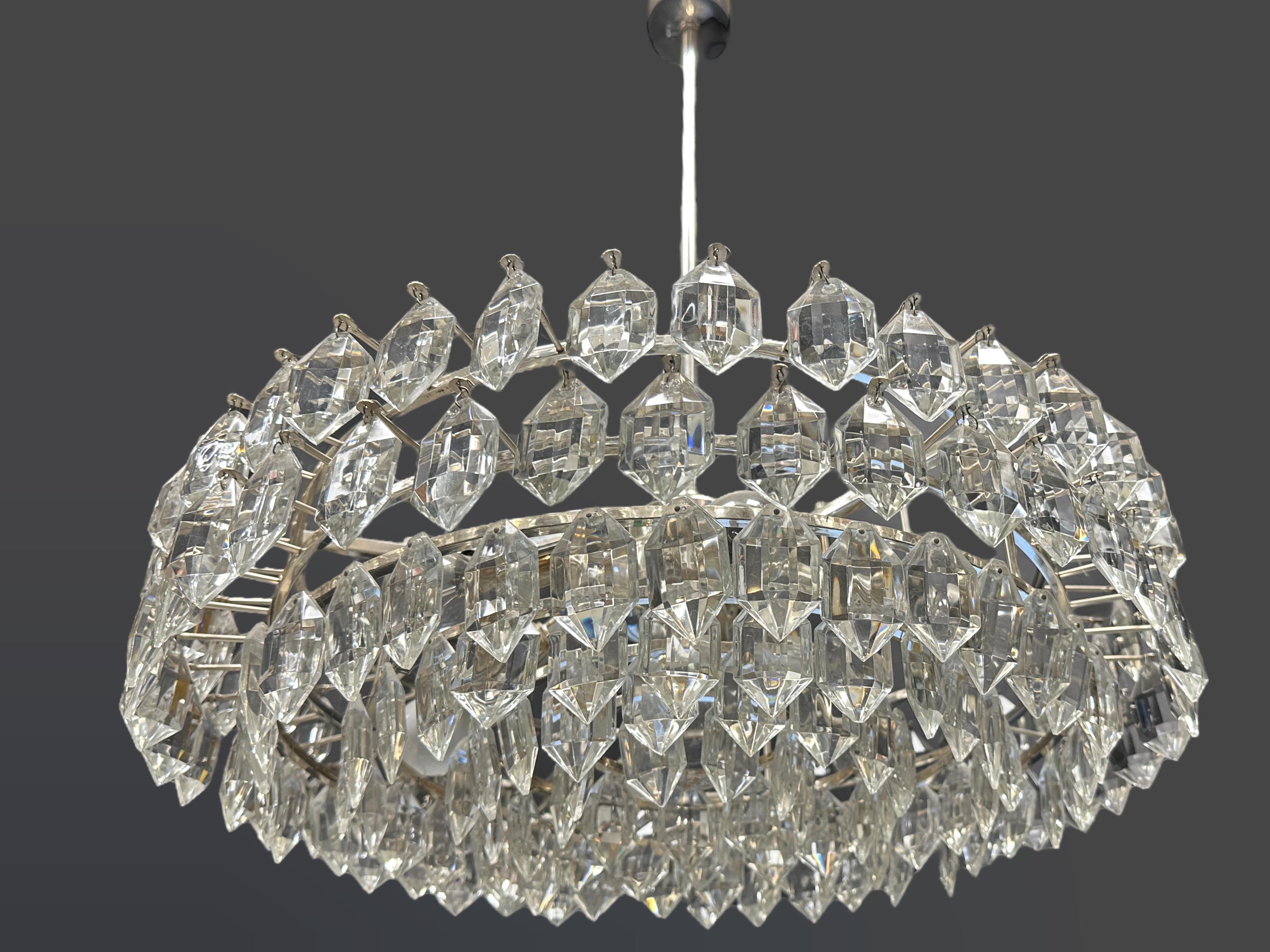 Atemberaubender Bakalowits-Kronleuchter aus mehrstufigem Kristallglas, Österreich 1960er Jahre (Metall) im Angebot