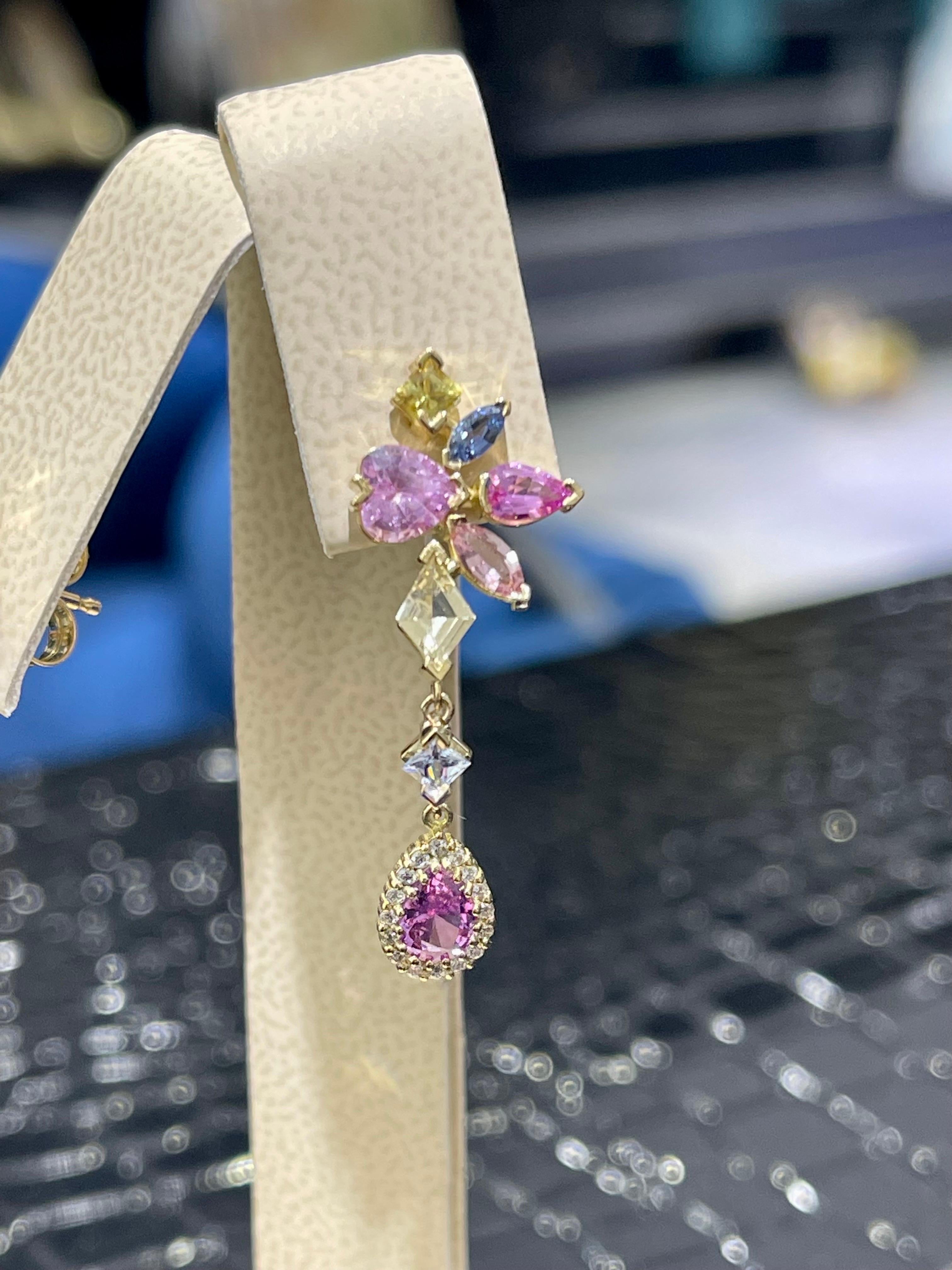Atemberaubende mehrfarbige Saphir- und Diamant-Ohrringe aus 18k  (Tropfenschliff) im Angebot
