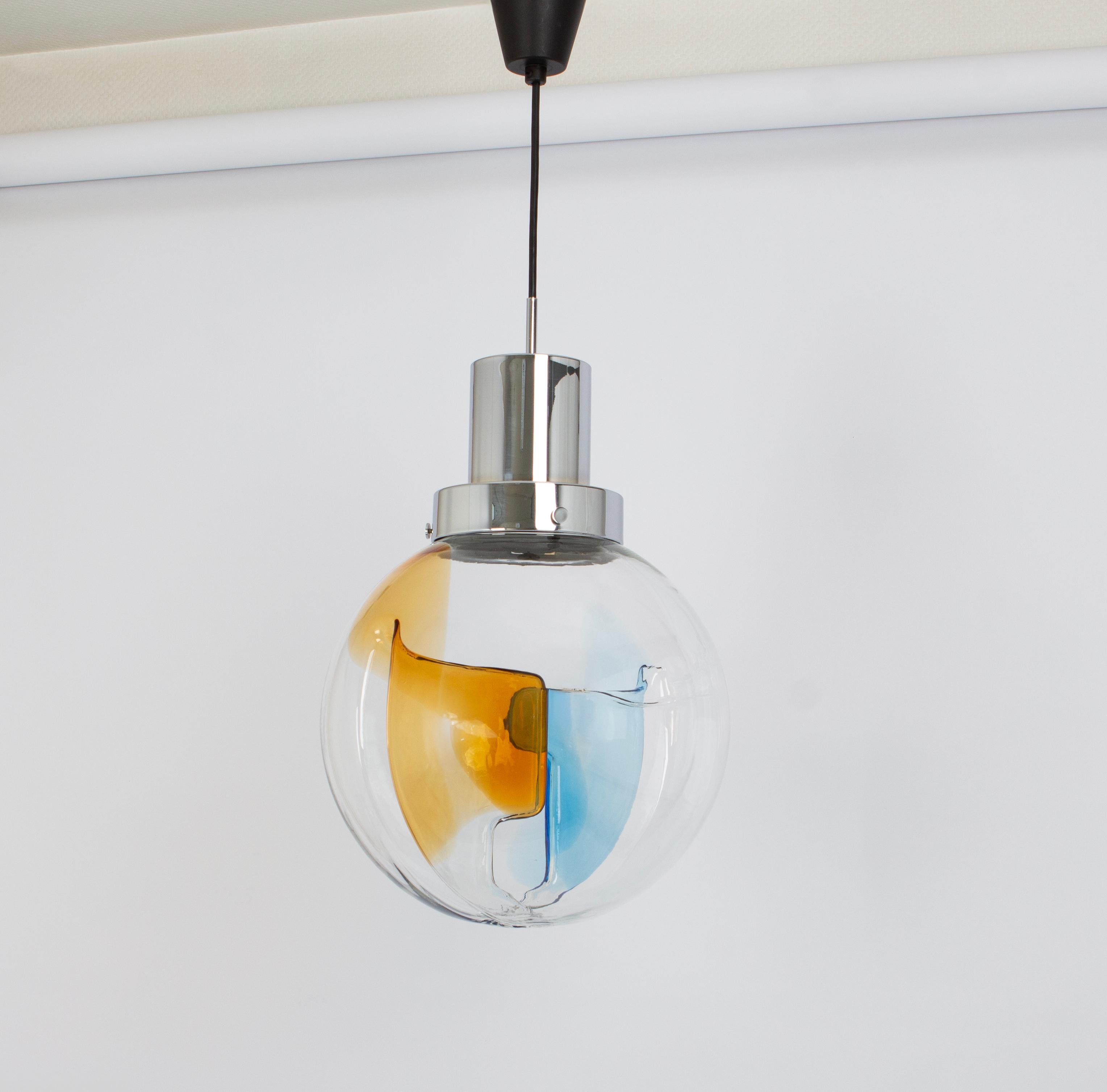 Wunderschöne Murano Ball Pendelleuchte von Toni Zuccheri für Kaiser, Deutschland, 1970er Jahre (Moderne der Mitte des Jahrhunderts) im Angebot