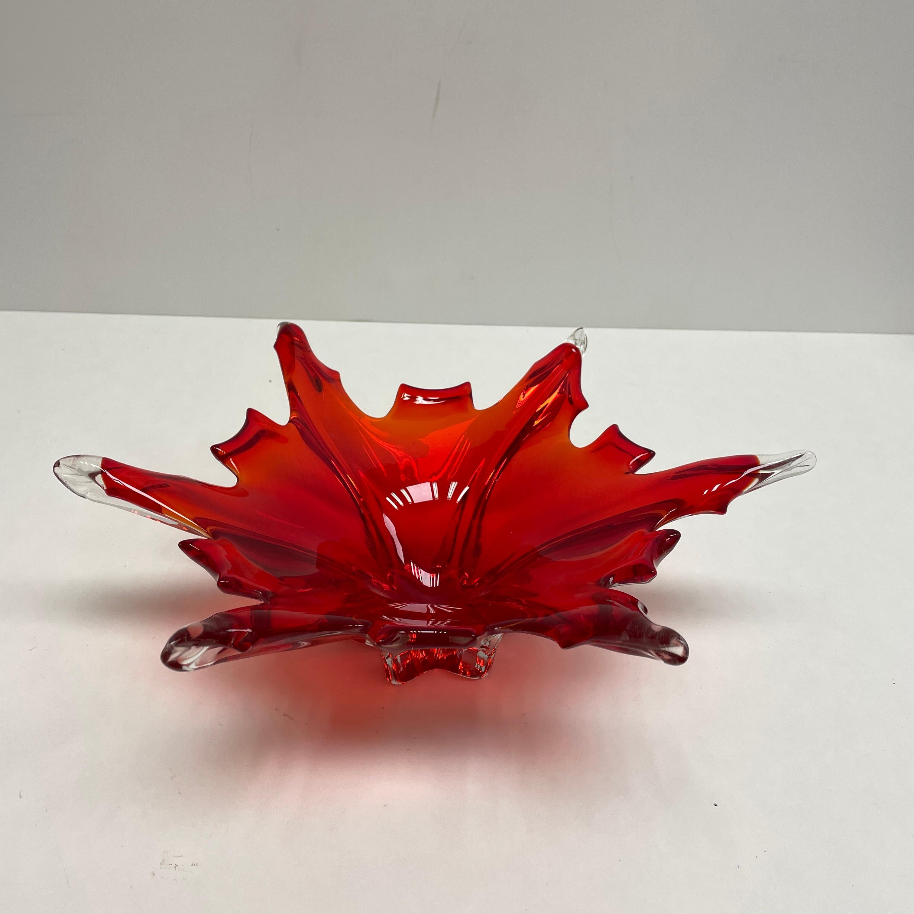 Gorgeous hand blown Murano art glass piece with Sommerso and bullicante techniques. A beautiful organic shaped bowl, catchall or centrepiece, Venice, Murano, Italy, 1970s.