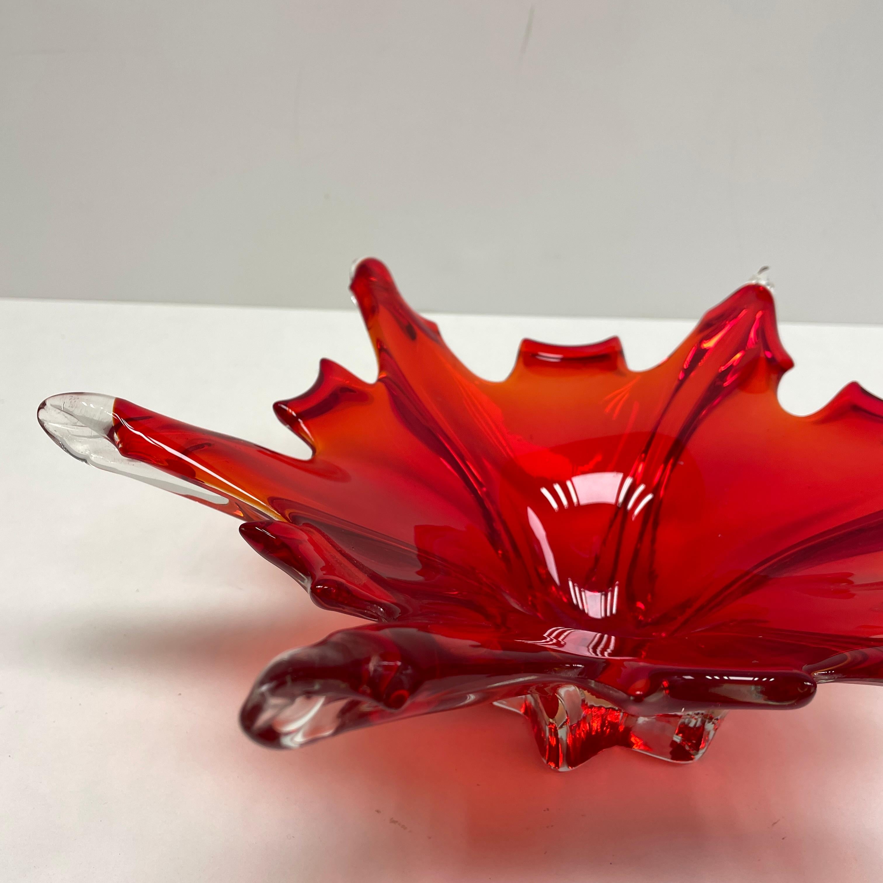 Mid-Century Modern Superbe bol attrape-tout en verre de Murano rouge et transparent vintage, Italie, 1970 en vente