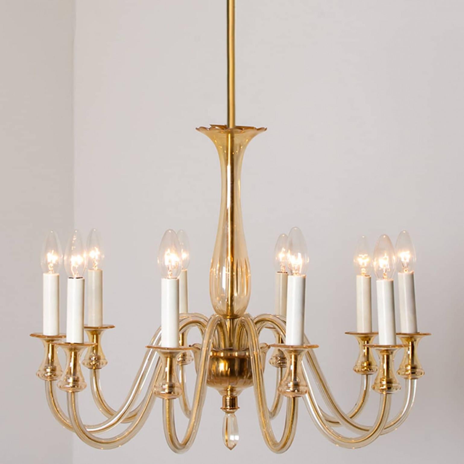 Beautiful 10 arms Murano glass chandelier, Italy 1960.

The warm amber glass exudes a rich, inviting glow, while the elegant design and craftsmanship make it a stunning focal point in any room. A timeless addition to your decor, this chandelier