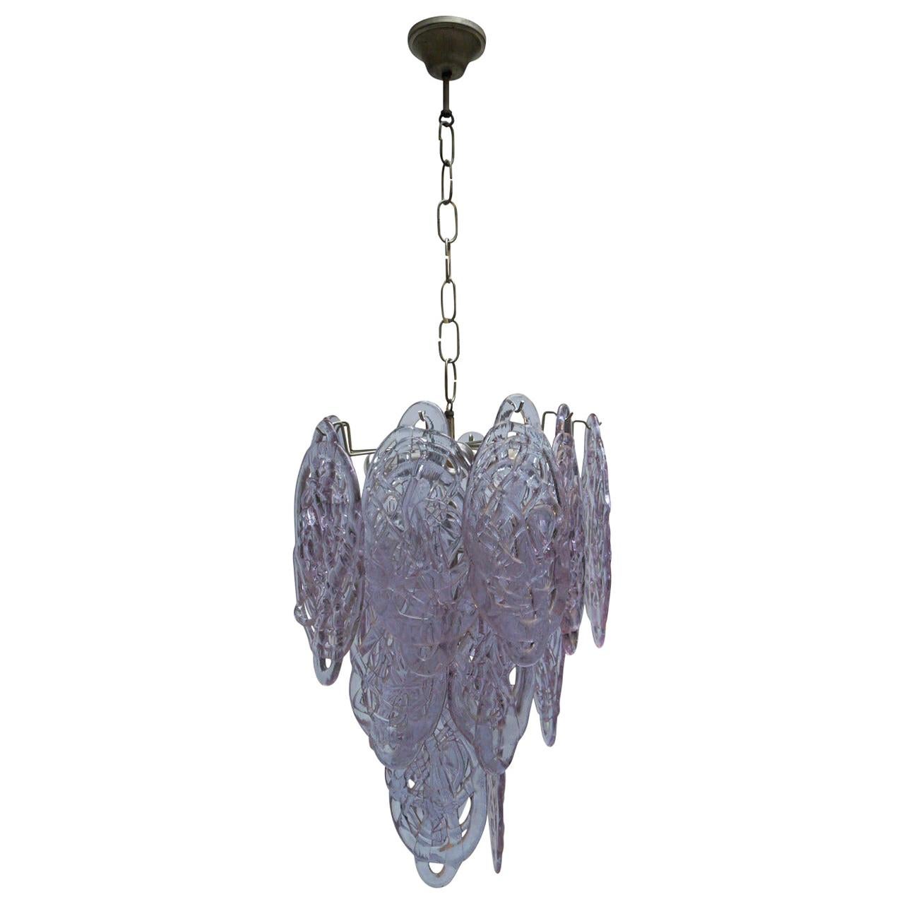 Maravillosa lámpara de araña vintage de Mazzega con piezas de cristal morado en cascada.
El cristal está hecho para que parezca azúcar hilado y da un gran efecto cuando se enciende.
Diámetro: 40 cm.
Accesorio de altura 62 cm.
Altura total
