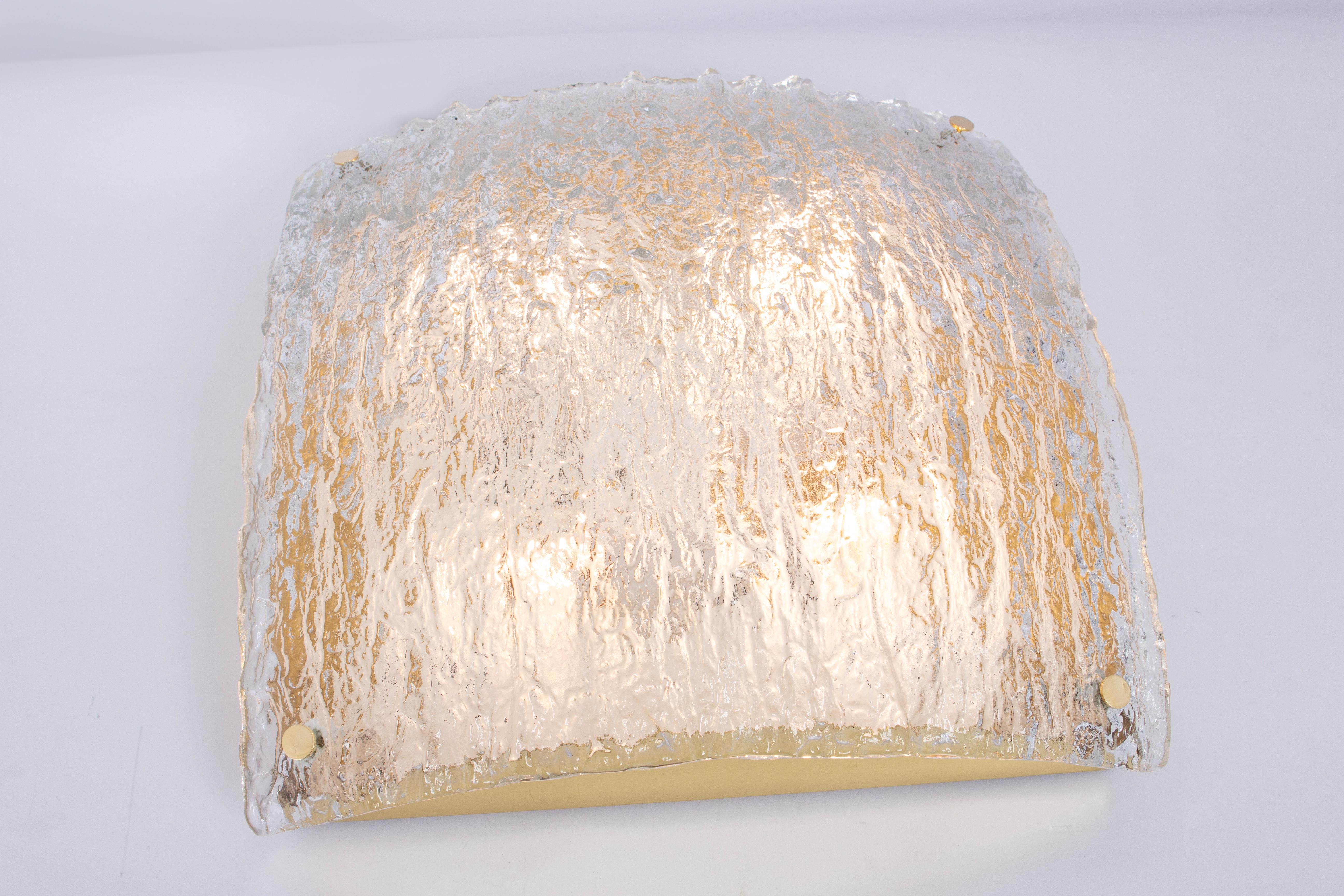 A wonderful Murano glass flush mount by kaiser, Germany, 1970s.
Thick textured Glass fixtured on a metal and brass base.

High quality and in very good condition. Cleaned, well-wired, and ready to use. 

The fixture requires 4 x E27 standard bulbs
