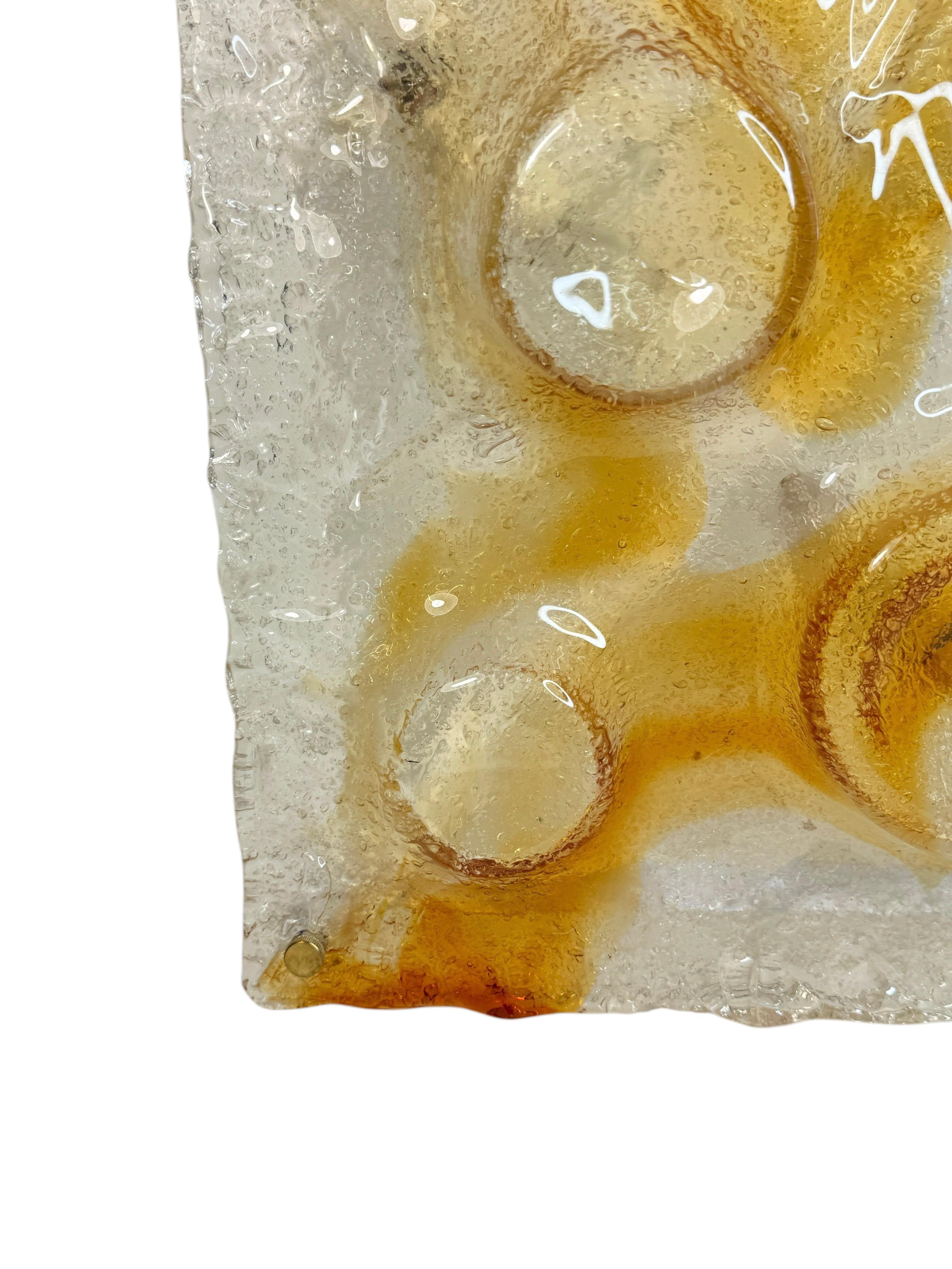 Este gran aplique de cristal de Murano de mediados del siglo XX es un ejemplo excepcional de la artesanía italiana. Un panel de cristal con una bella textura está montado sobre un sólido marco de hierro. La superficie escultural del panel de cristal
