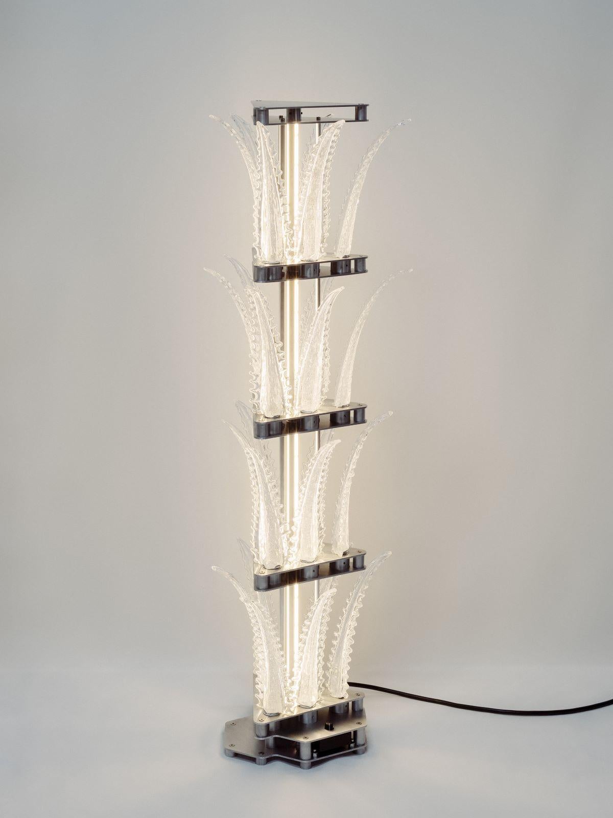Ce superbe lampadaire fait partie de la collection Talar, une série réalisée en aluminium et en verre de Murano par Wave Murano Glass et le duo de designers Scattered Disc Objects (SDOBJS). La structure générale s'inspire de l'architecture élancée