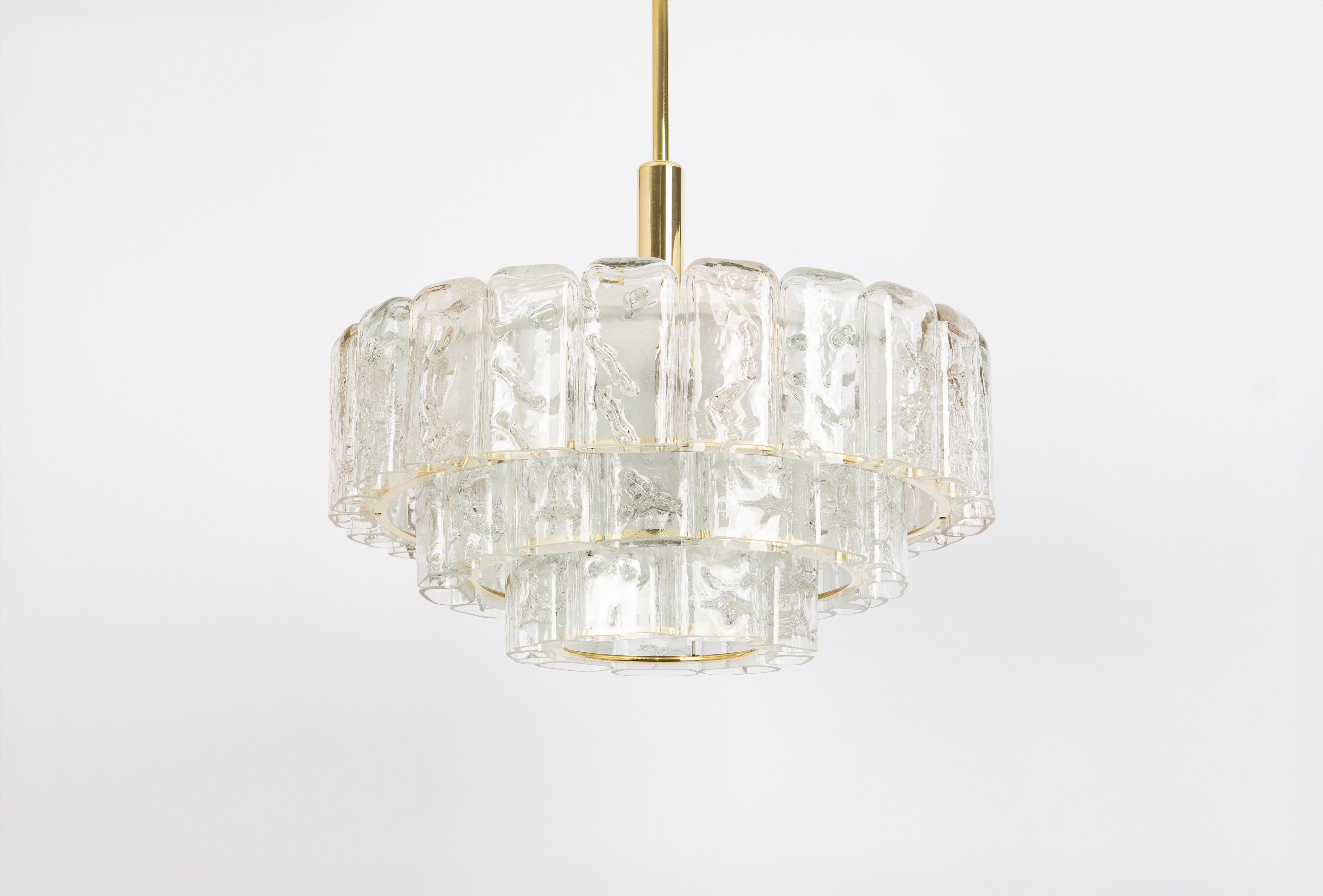 Fantástico Flush mount de tres niveles de mediados de siglo de Doria, Alemania, fabricado, circa 1960-1969. Tres anillos de cilindros de cristal de Murano suspendidos de una luminaria.
De gran calidad y en muy buen estado. Limpio, bien cableado y