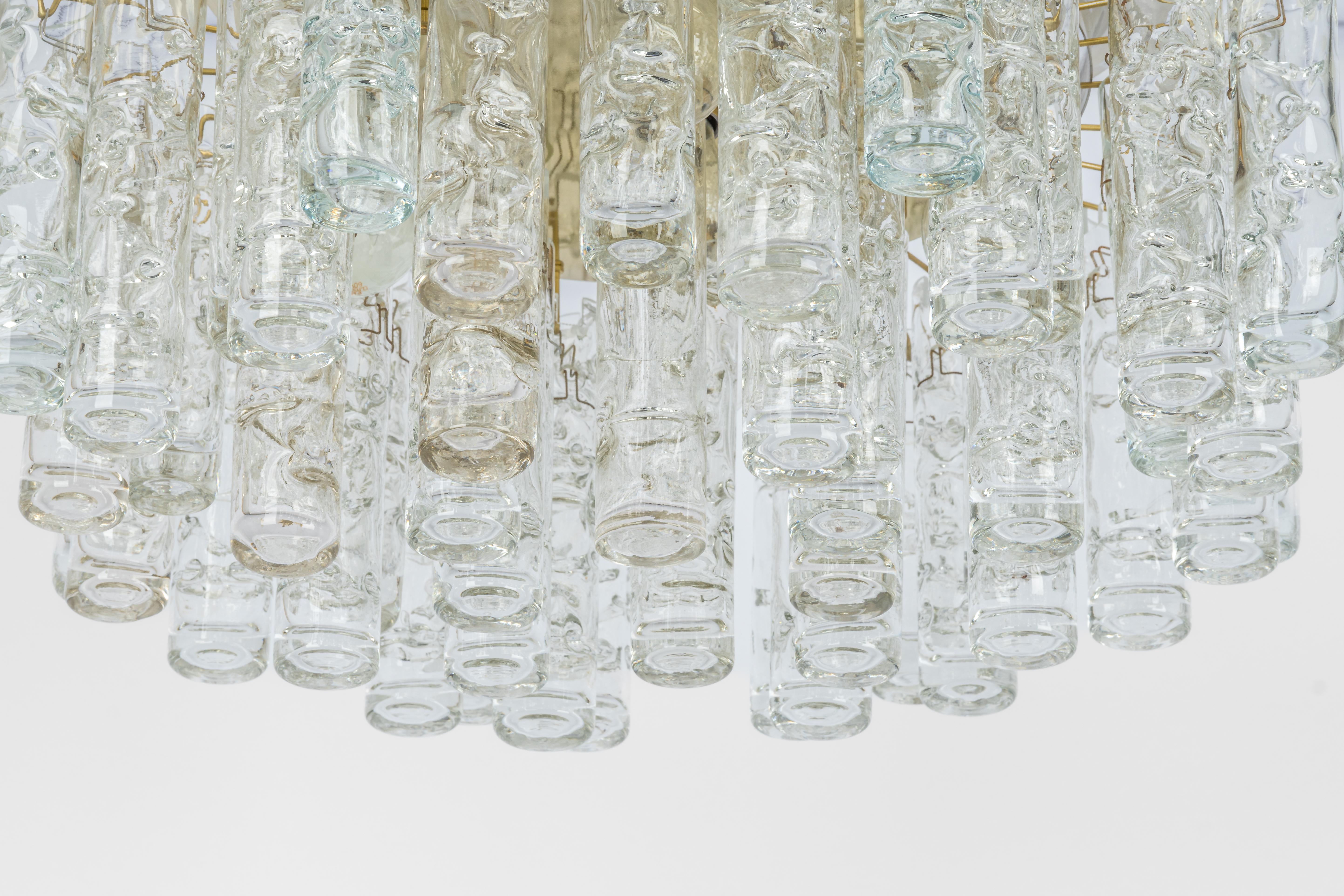 Fantastischer Kronleuchter aus der Mitte des Jahrhunderts von Doria, Deutschland, hergestellt ca. 1960-1969. Mehrere Murano-Glaszylinder hängen an der Leuchte.

Schwere Qualität und in sehr gutem Zustand. Gereinigt, gut verkabelt und