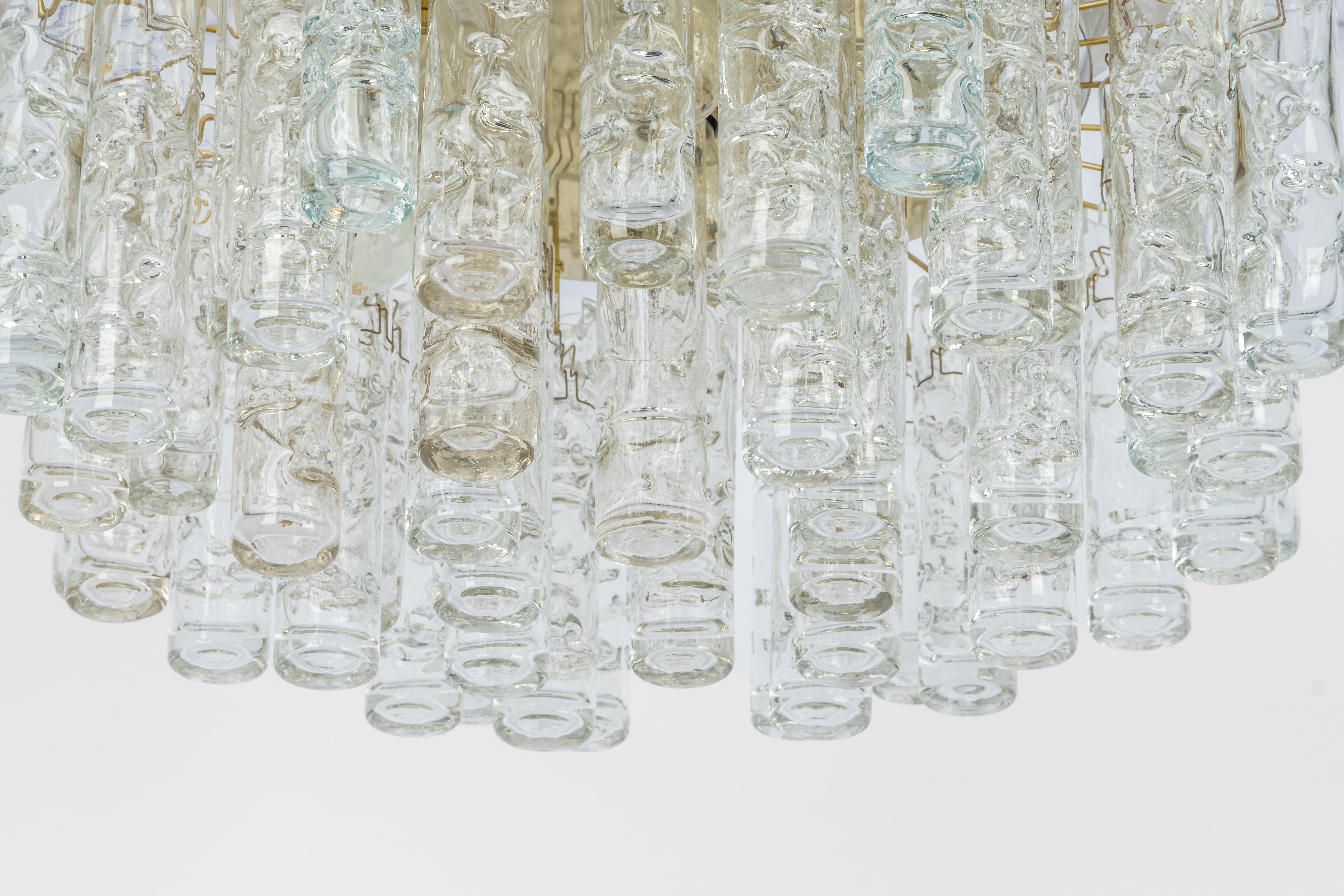 Fantastico lampadario di metà secolo di Doria, Germania, prodotto intorno al 1960-1969. Diversi cilindri in vetro di murano sospesi dall'apparecchio.

Di qualità pesante e in ottime condizioni. Pulito, ben cablato e pronto all'uso.


