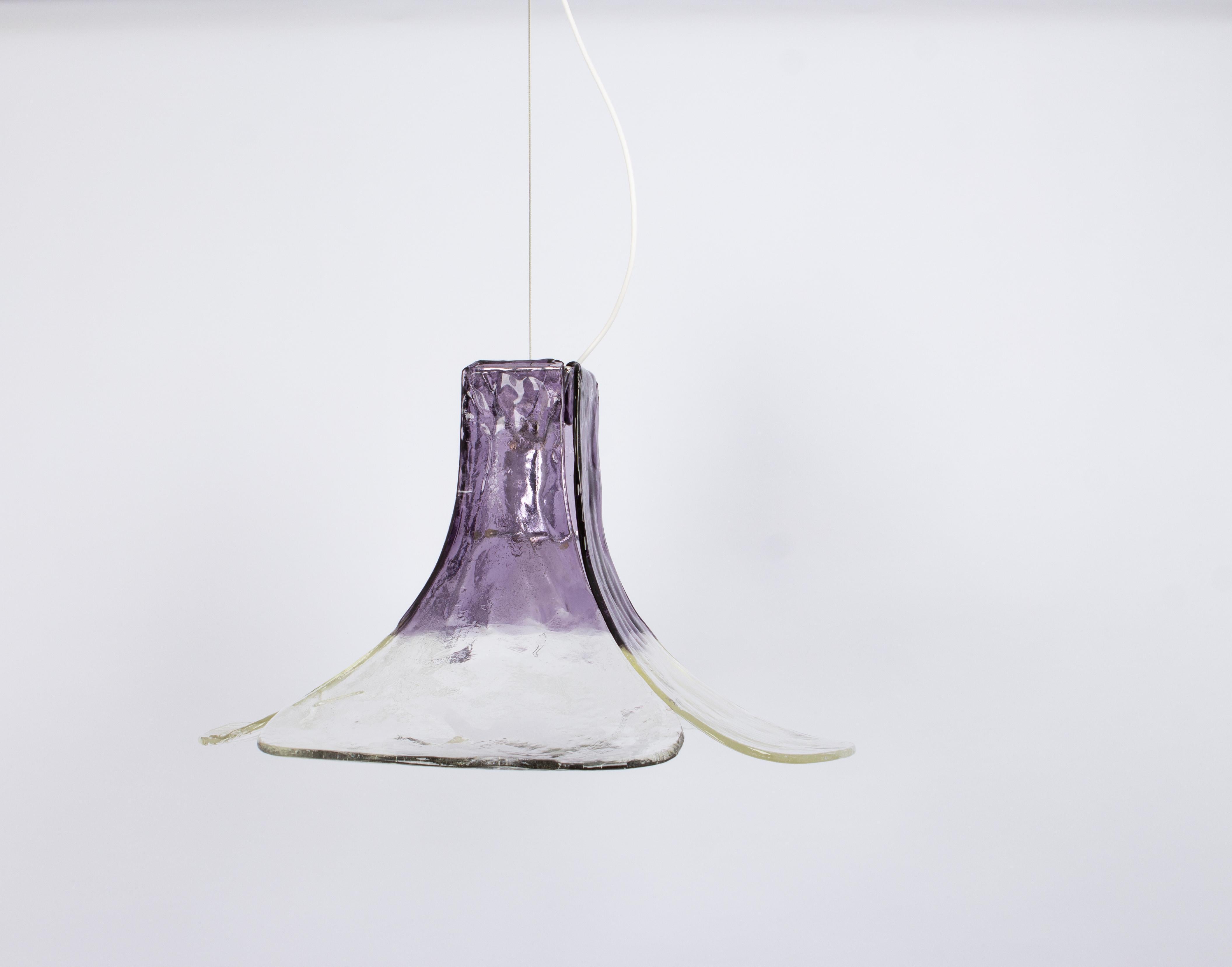 Wonderful floral pendant light with four hand-made clear and smoked Murano glass petals which are supported by a metal frame, designed by Carlo Nason for Kalmar, in the 1970s

Heavy quality and in very good condition. Cleaned, well-wired and ready