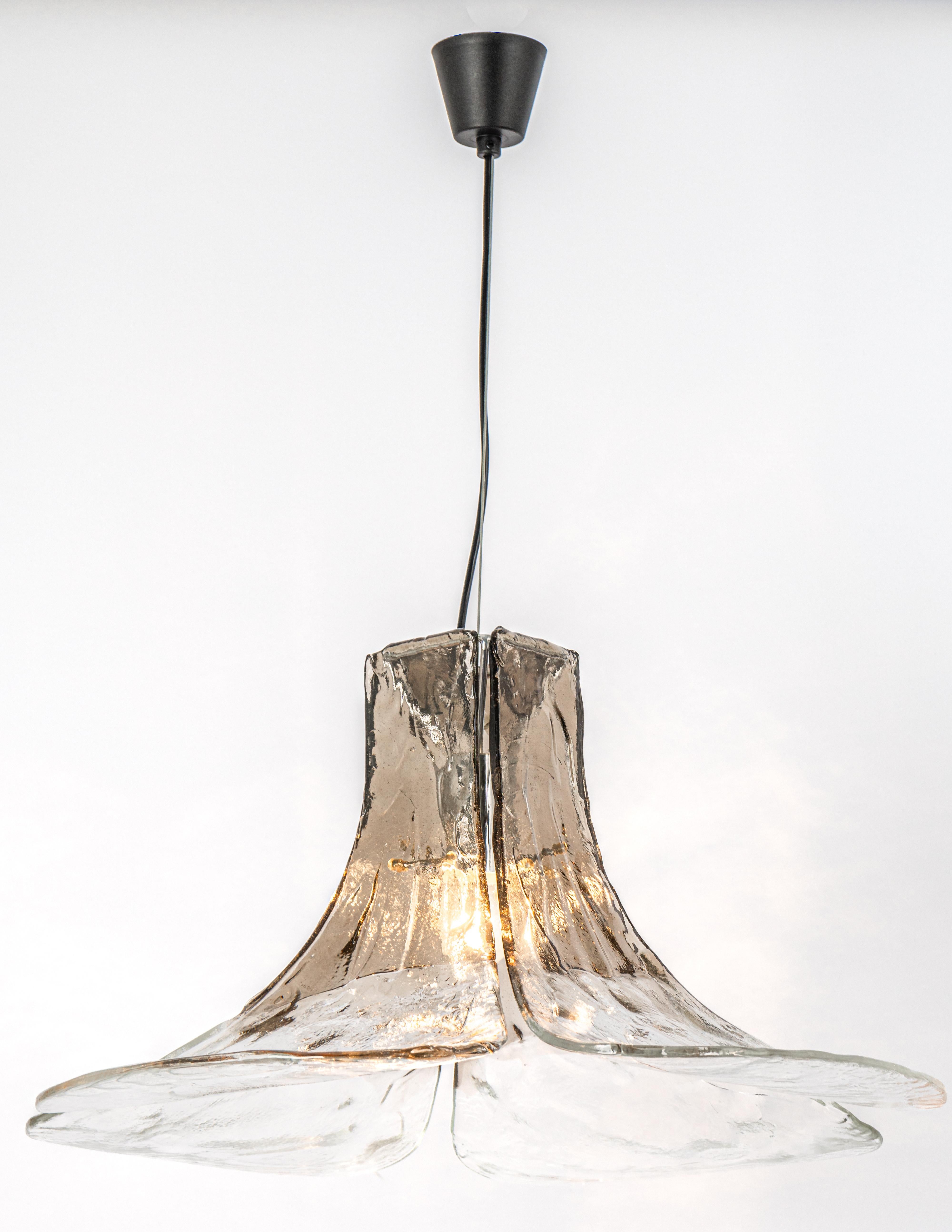 Wonderful floral pendant light with four hand-made clear and smoked Murano glass petals which are supported by a metal frame, designed by Carlo Nason for Kalmar, in the 1970s

Heavy quality and in very good condition. Cleaned, well-wired and ready