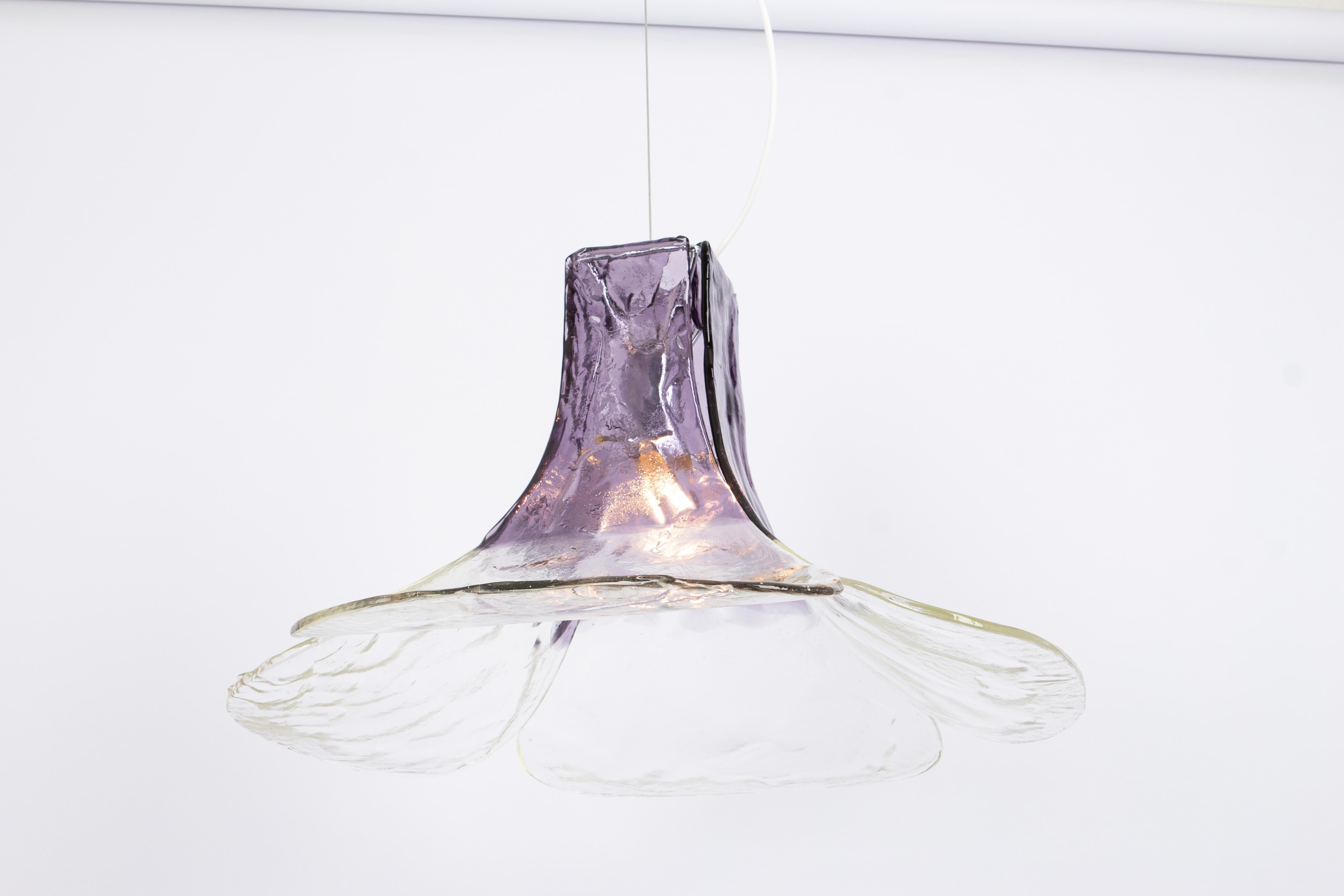 Wunderschöne florale Pendelleuchte mit vier handgefertigten Blütenblättern aus klarem und geräuchertem Murano-Glas, die von einem Metallrahmen getragen werden, entworfen von Carlo Nason für Kalmar, in den 1970er Jahren

Schwere Qualität und in sehr