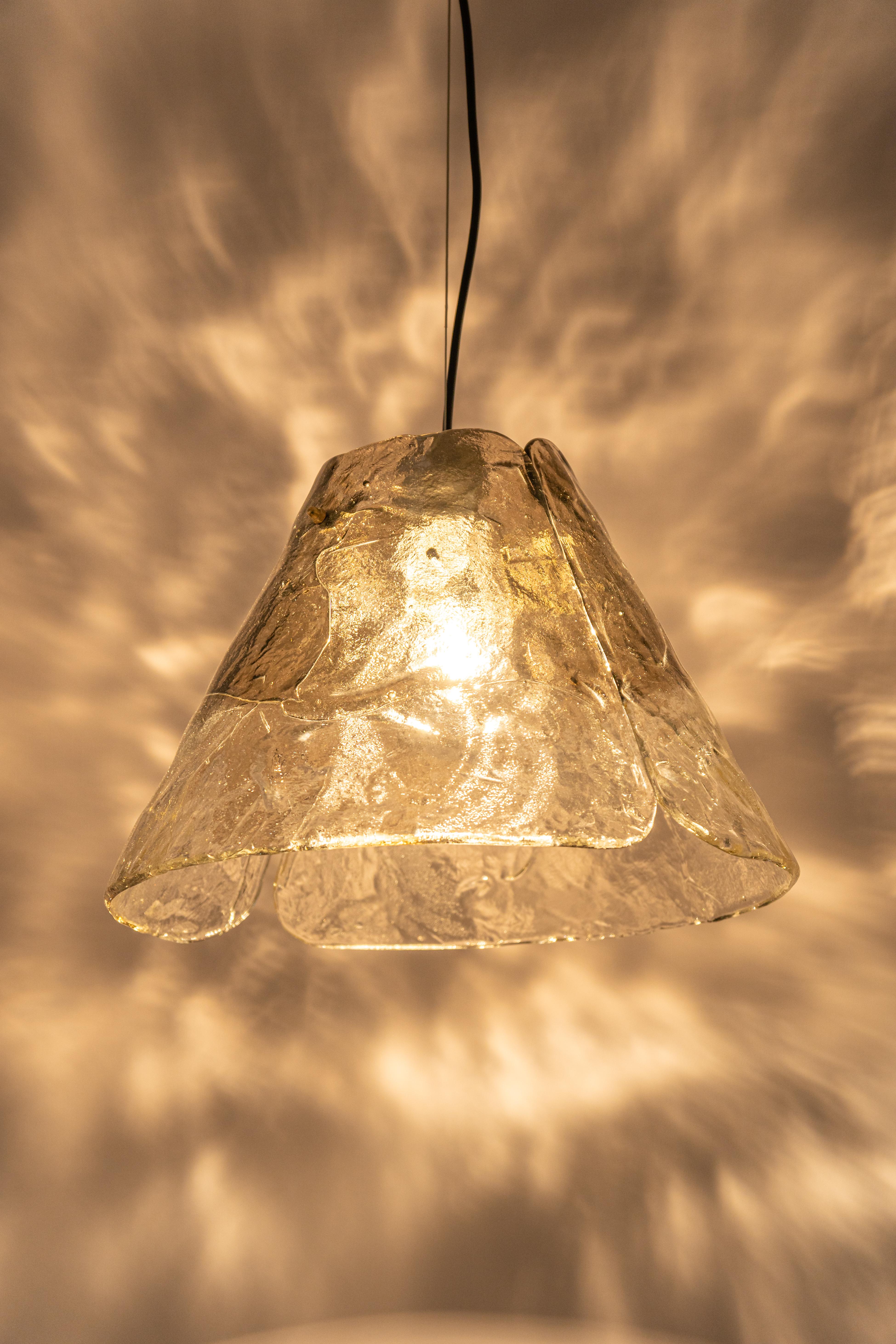 Mid-Century moderno Splendida lampada a sospensione di Murano in stile Carlo Nason di Kalmar, anni '70 in vendita