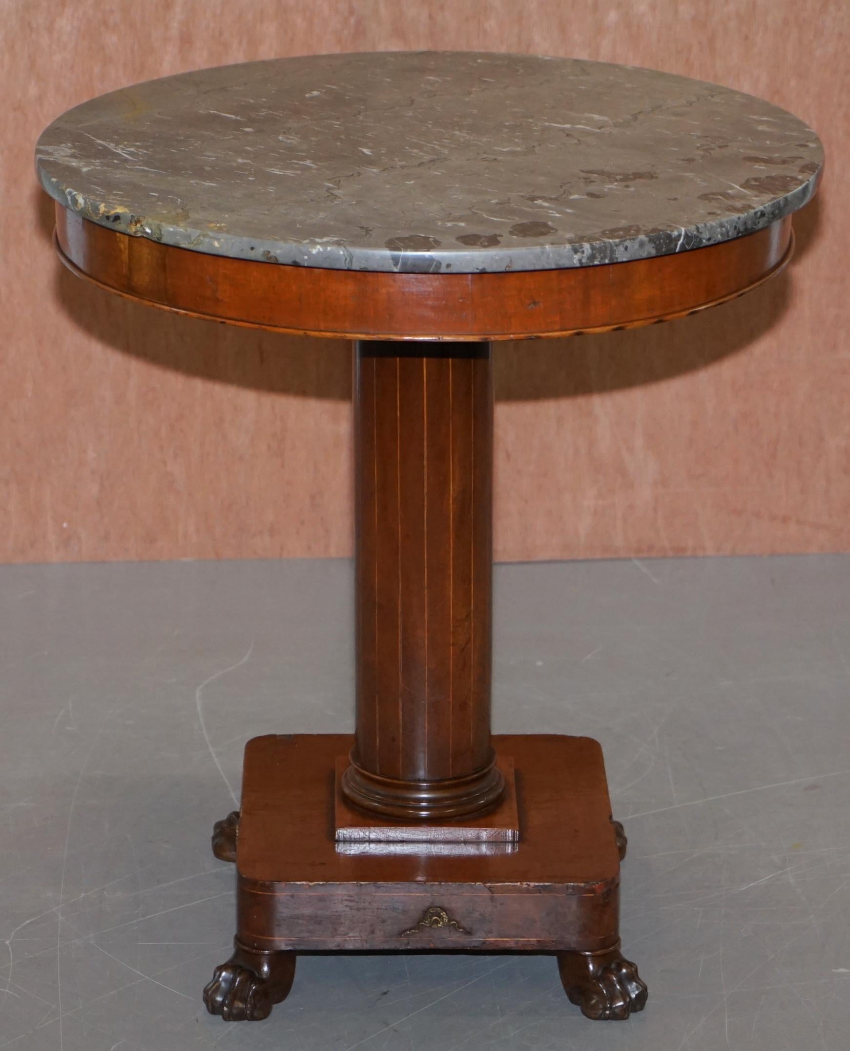 Nous avons le plaisir de proposer à la vente cette belle table d'appoint de style Empire Napoléon III, fabriquée à la main en France vers 1850.

Une pièce de belle apparence et extrêmement bien faite. Le plateau en marbre est gris, c'est la pierre
