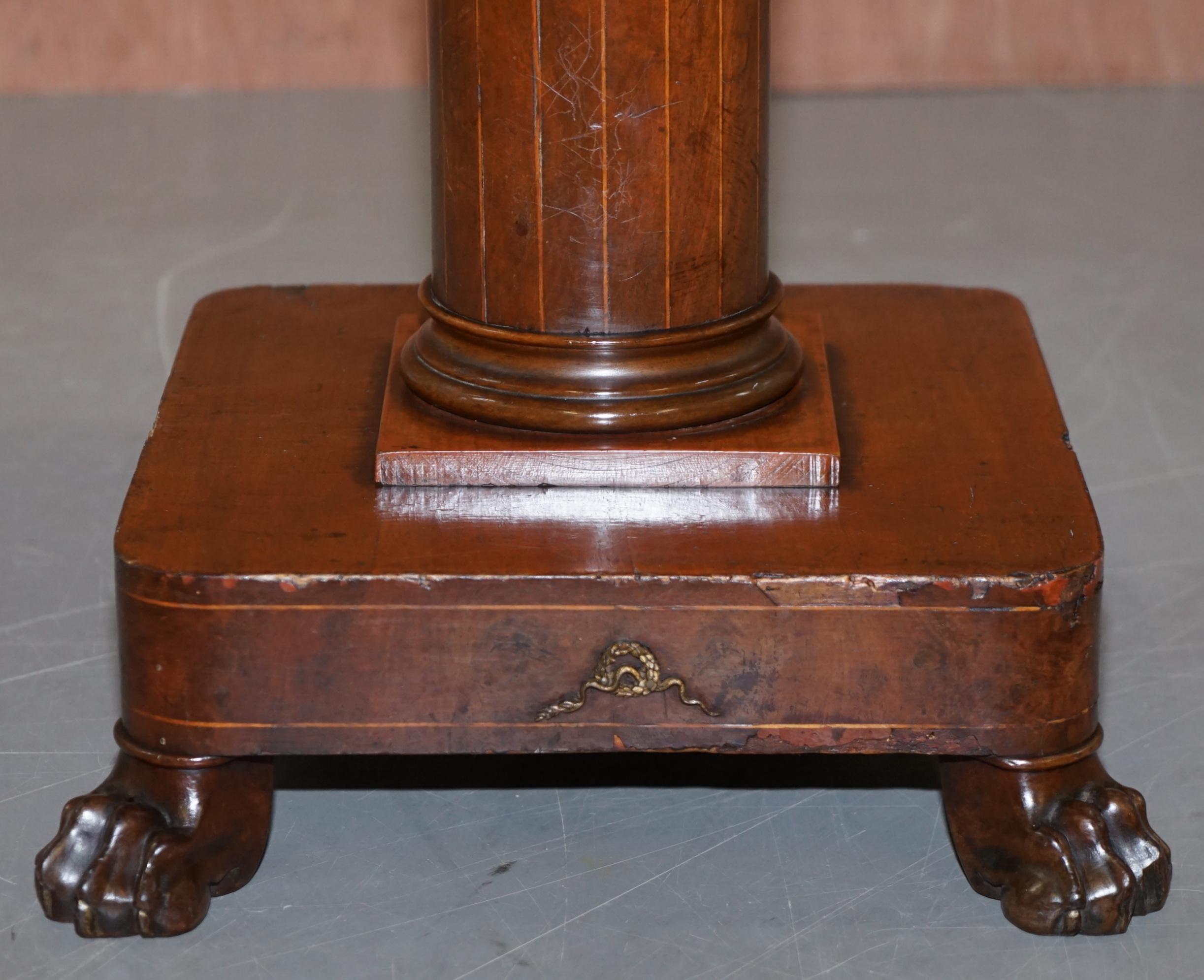 Fait main Superbe table d'appoint de style néo-empire français Napoléon III avec plateau en marbre en vente