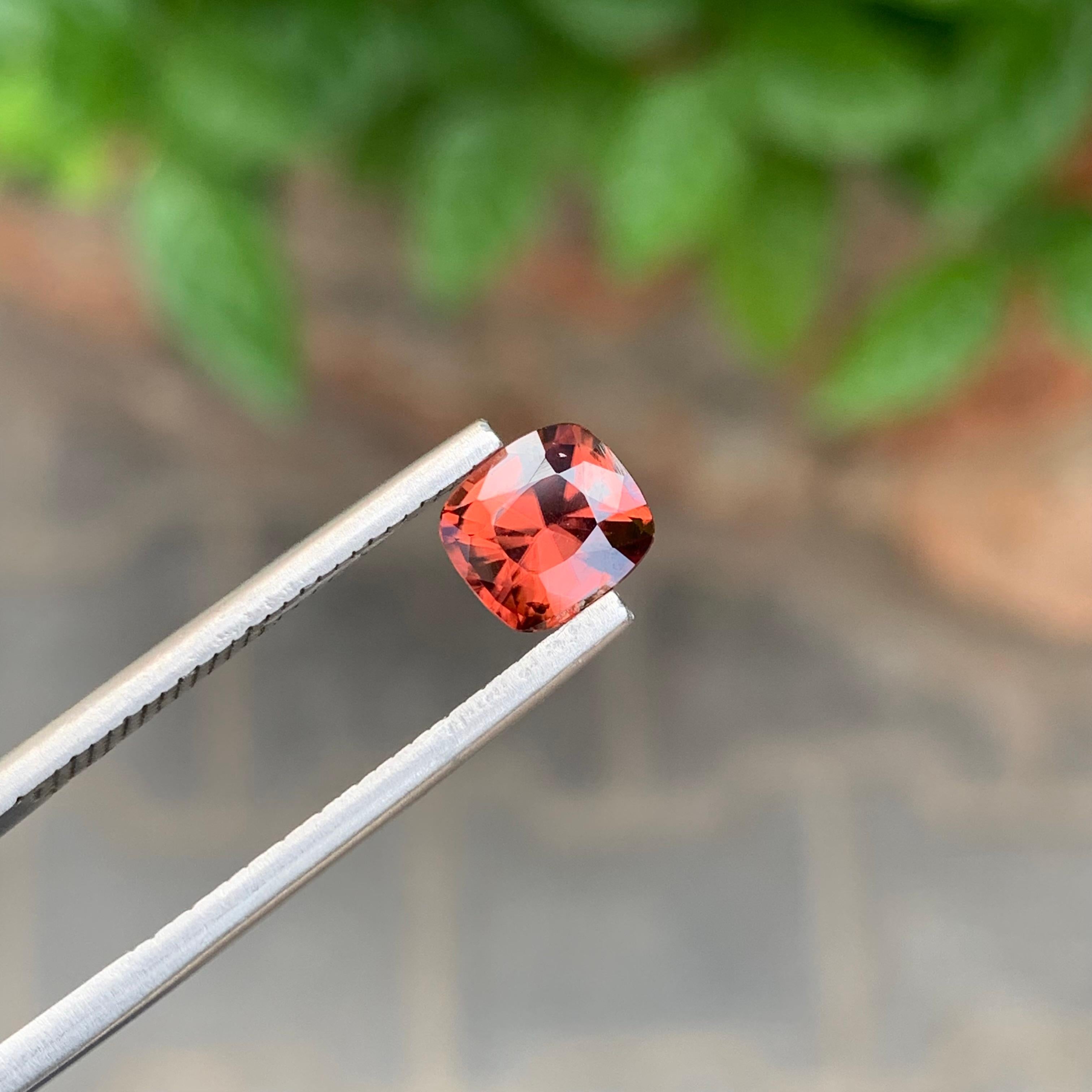 Loser Spinell
Gewicht: 1,80 Karat 
Abmessung: 6.8x6.2x4.2 Mm
Herkunft: Burma Myanmar
Die Form: Fancy Kissen
Behandlung: Nicht
Farbe: Pfirsich Orange 
Zertifikat: Auf Kundenwunsch 
.
Der Pfirsich-Spinell ist ein fesselnder Edelstein, der für seine