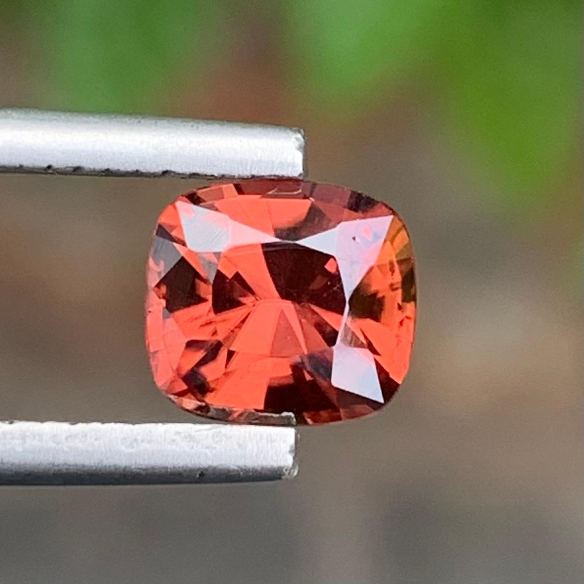 Atemberaubende natürliche 1,80 Karat Orangish Pfirsich Lose Spinell Ring Edelstein im Zustand „Neu“ im Angebot in Peshawar, PK