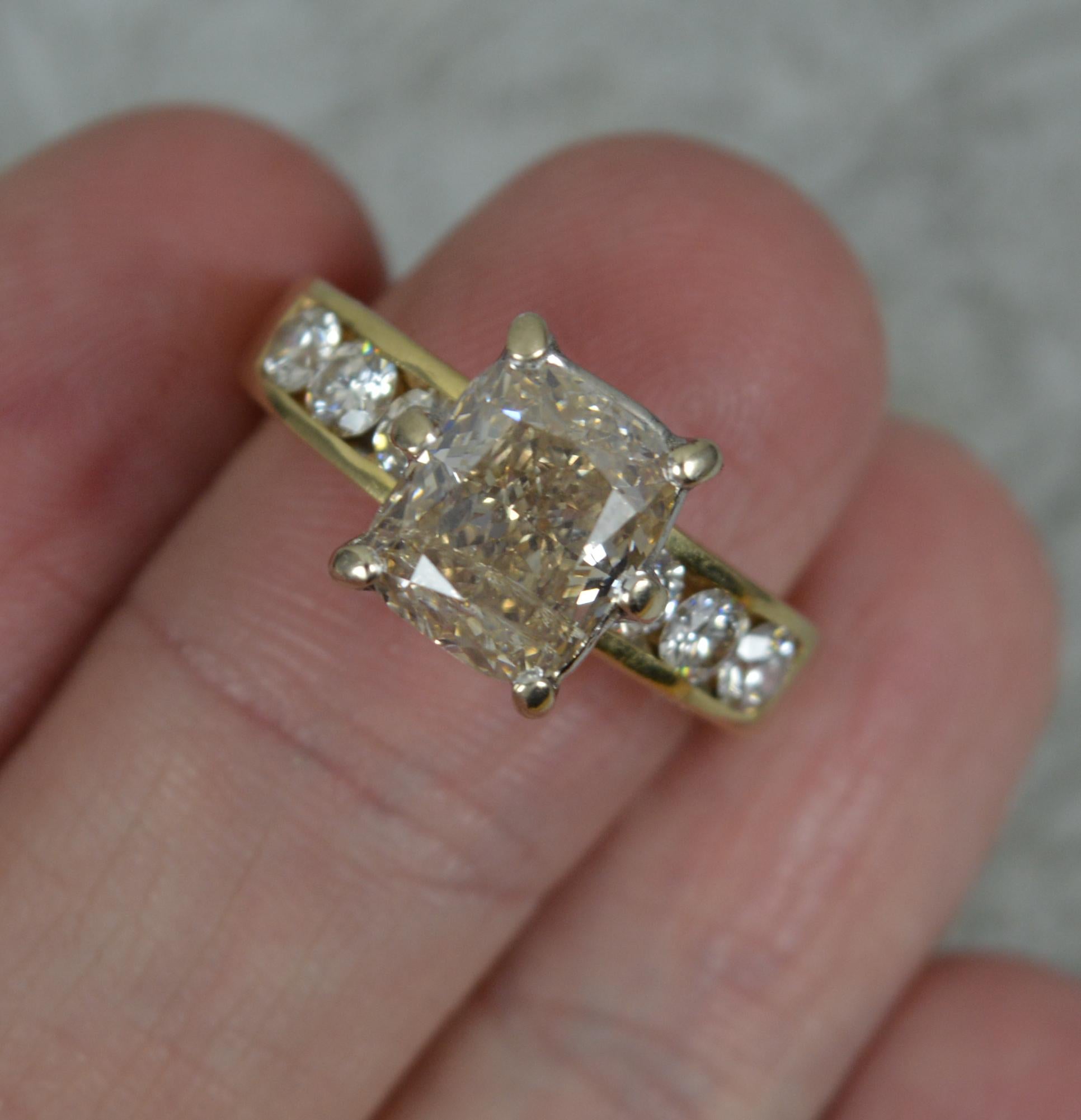Bague de fiançailles en or 18 carats et diamants naturels de 3,15 carats Bon état à St Helens, GB