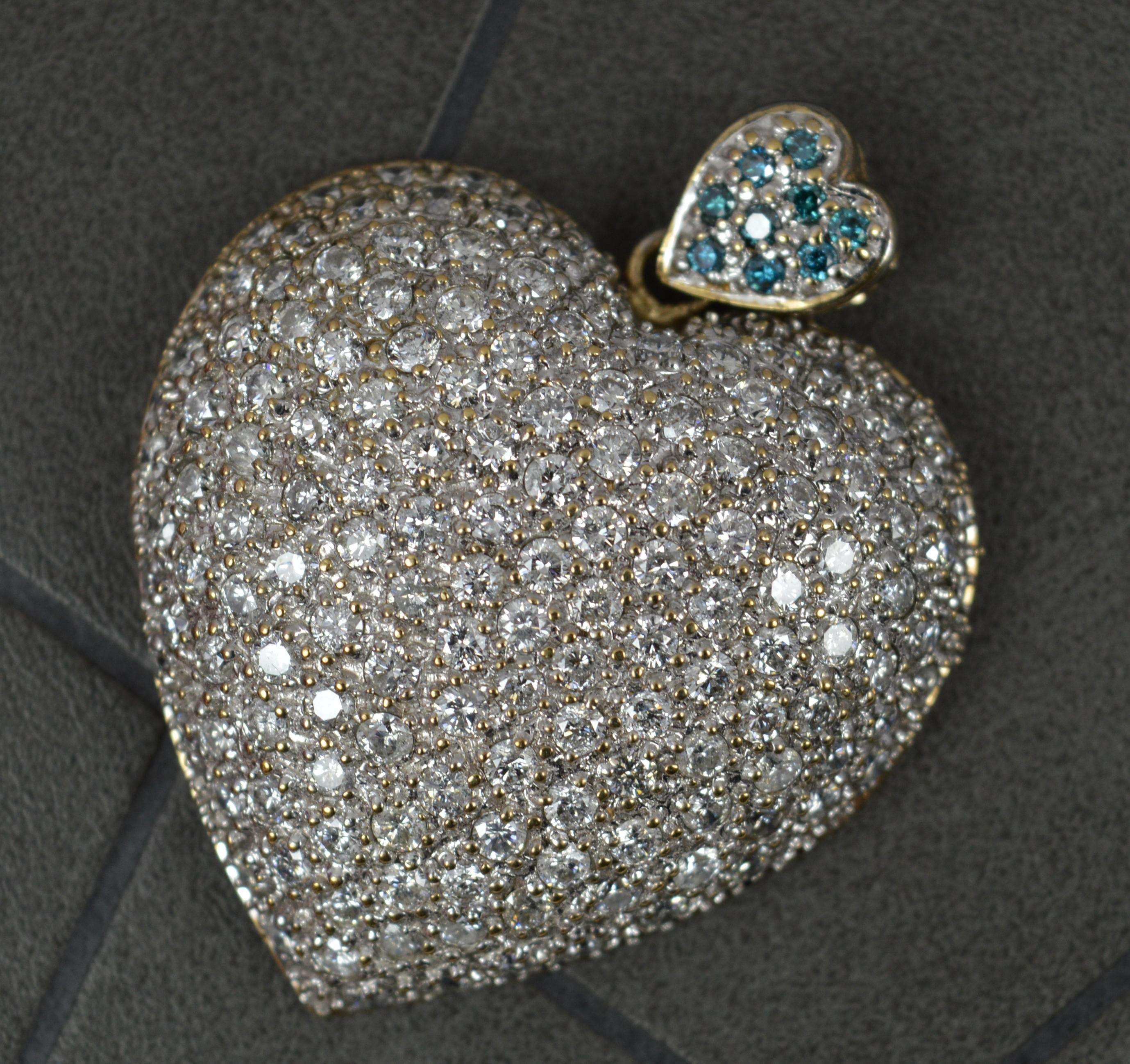Round Cut Stunning Natural 5.32ct Diamond and 9ct Gold Heart Shape Pendant For Sale