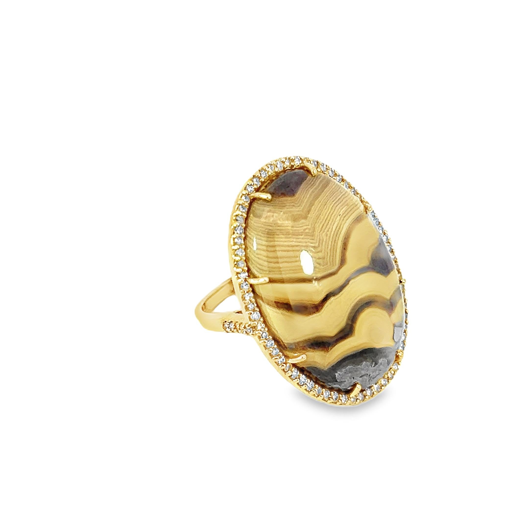 Erleben Sie die Schönheit dieses prächtigen Rings aus 14-karätigem Gelbgold mit einem 32,09-karätigen Schalenblende-Stein in der Mitte, der zart von 0,53-karätigen Diamanten umrahmt wird. Sie verleiht Ihrem Ensemble einen Hauch von Eleganz und ist