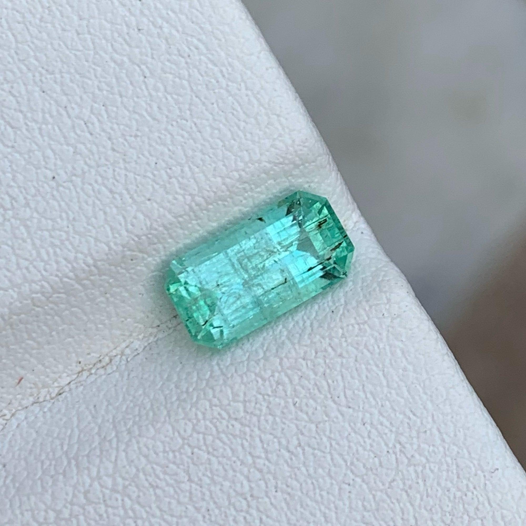 Modern Stunning Natural Emerald Stone 1.50 Carats Emerald Gemstone for Making Jewelry For Sale