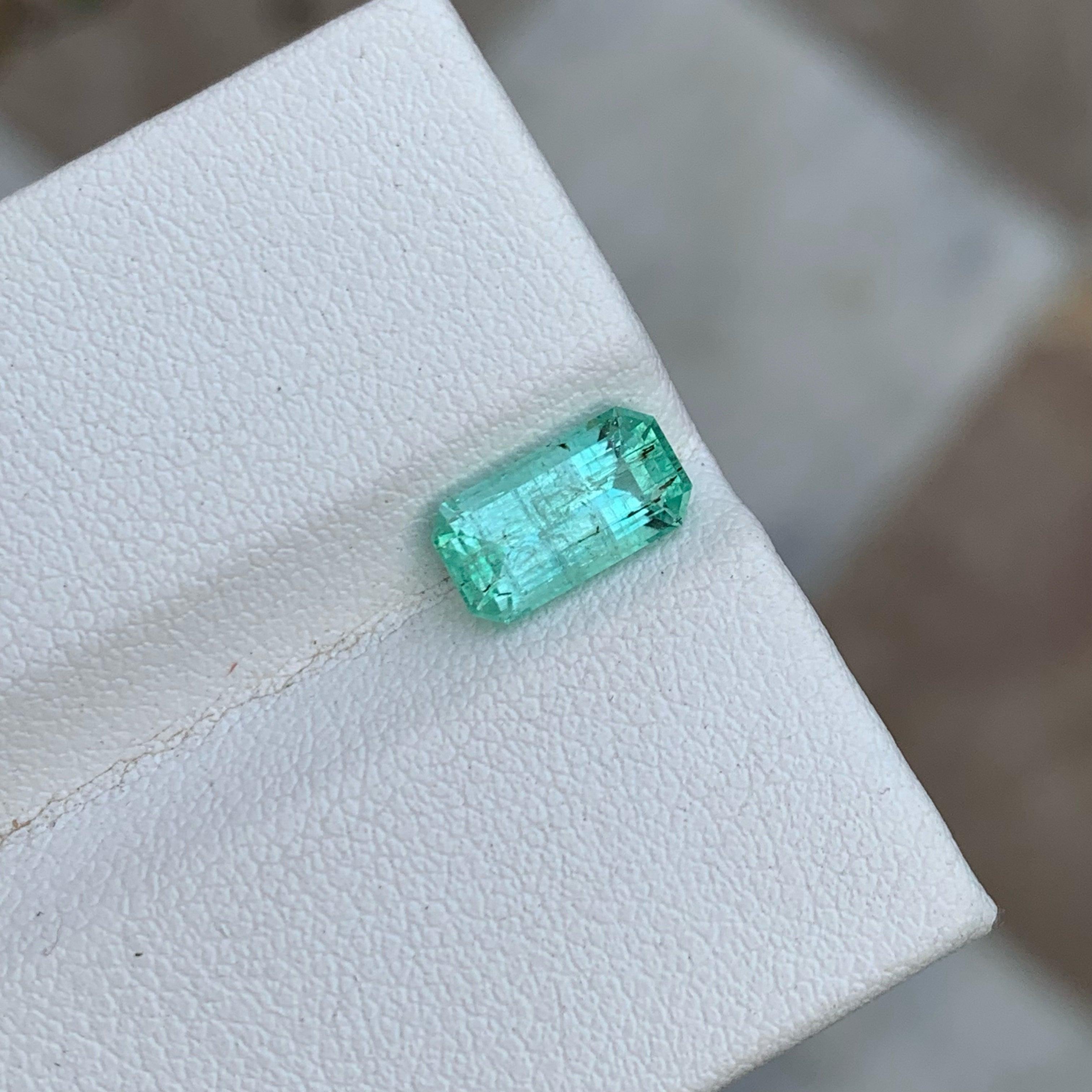 Stunning Natural Emerald Stone 1.50 Carats Emerald Gemstone for Making Jewelry In New Condition For Sale In Bangkok, TH