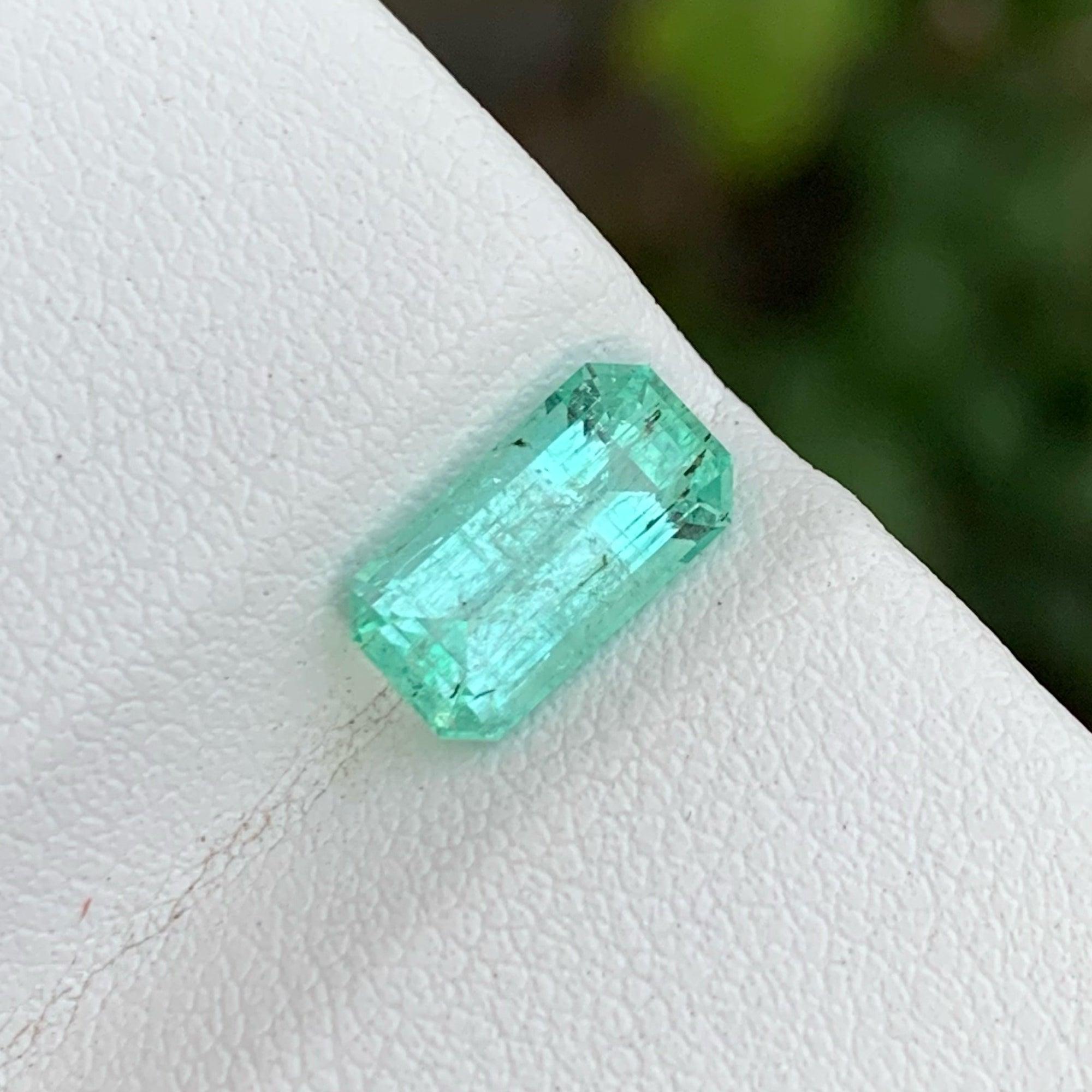 Women's Stunning Natural Emerald Stone 1.50 Carats Emerald Gemstone for Making Jewelry For Sale