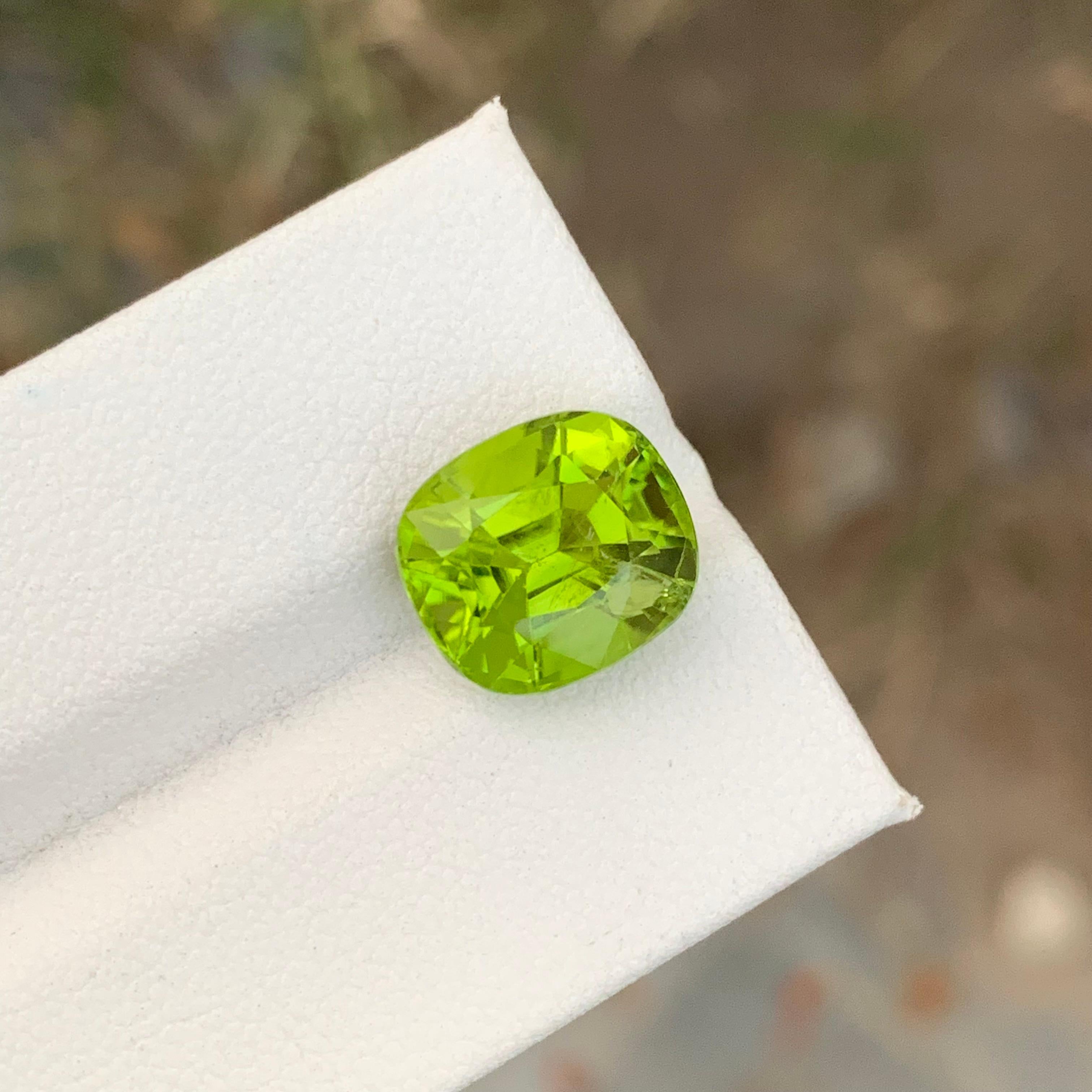 Women's or Men's Stunning Natural Faceted Green Peridot Ring Gemstone 6.05 Carats  For Sale