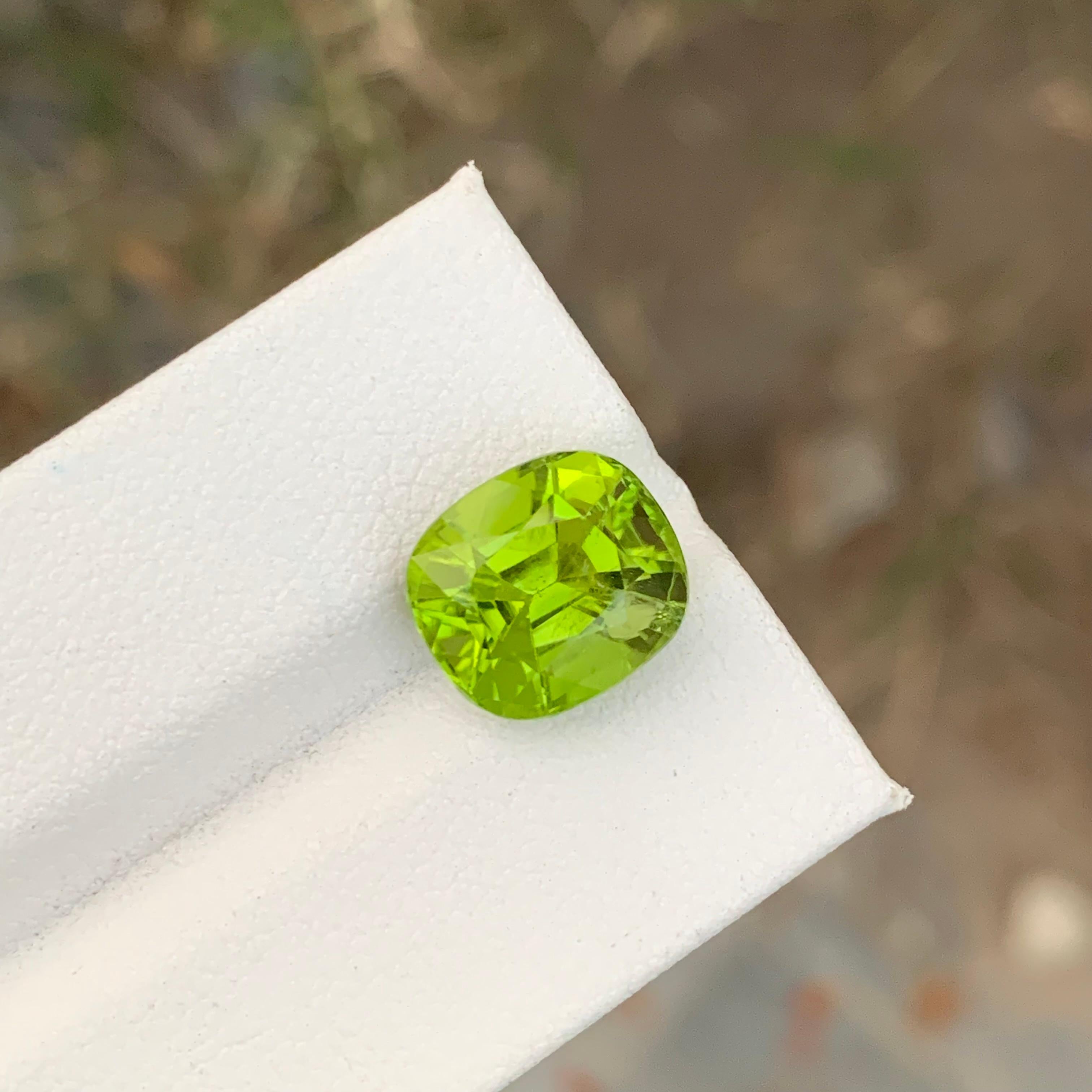 Stunning Natural Faceted Green Peridot Ring Gemstone 6.05 Carats  For Sale 1