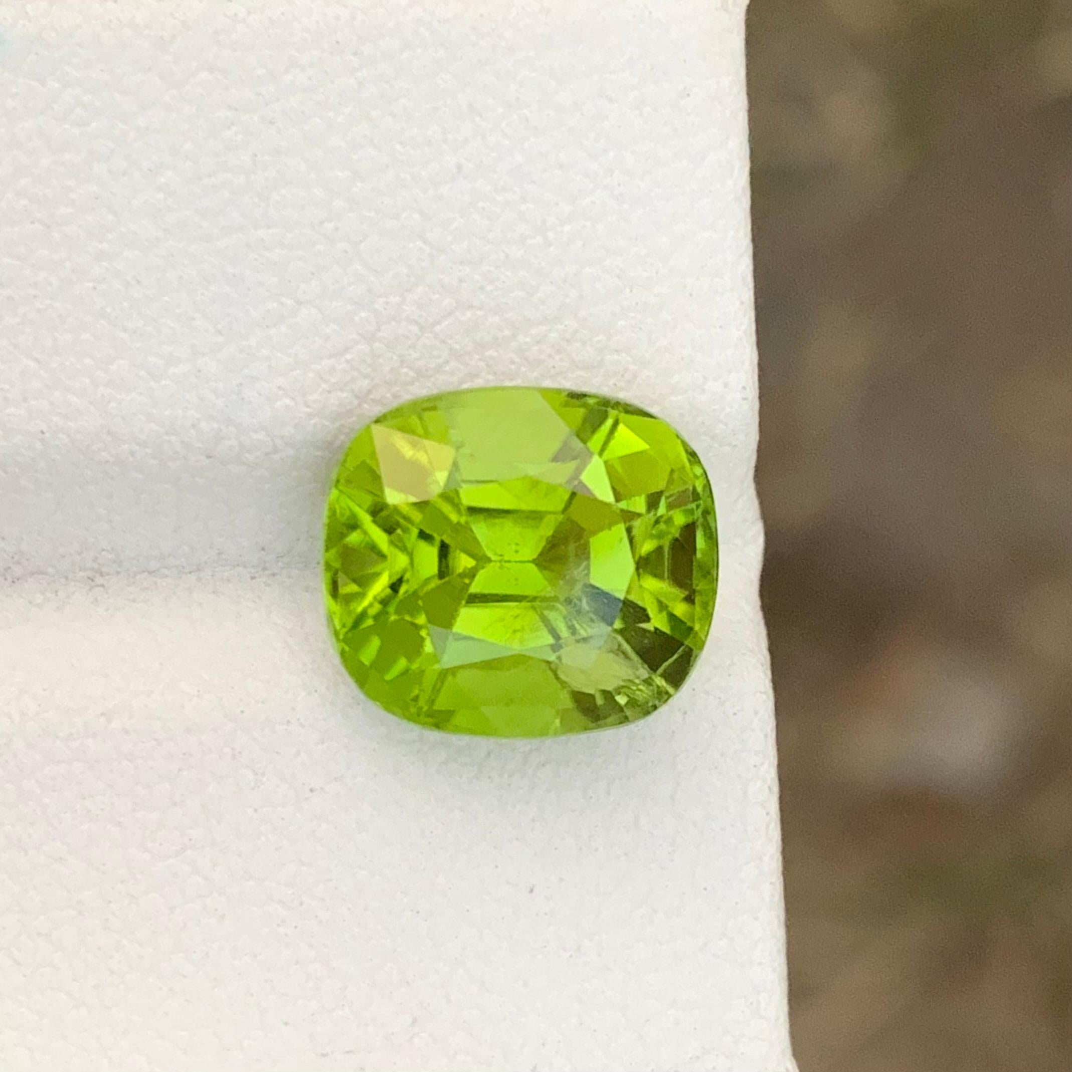 Stunning Natural Faceted Green Peridot Ring Gemstone 6.05 Carats  For Sale 3