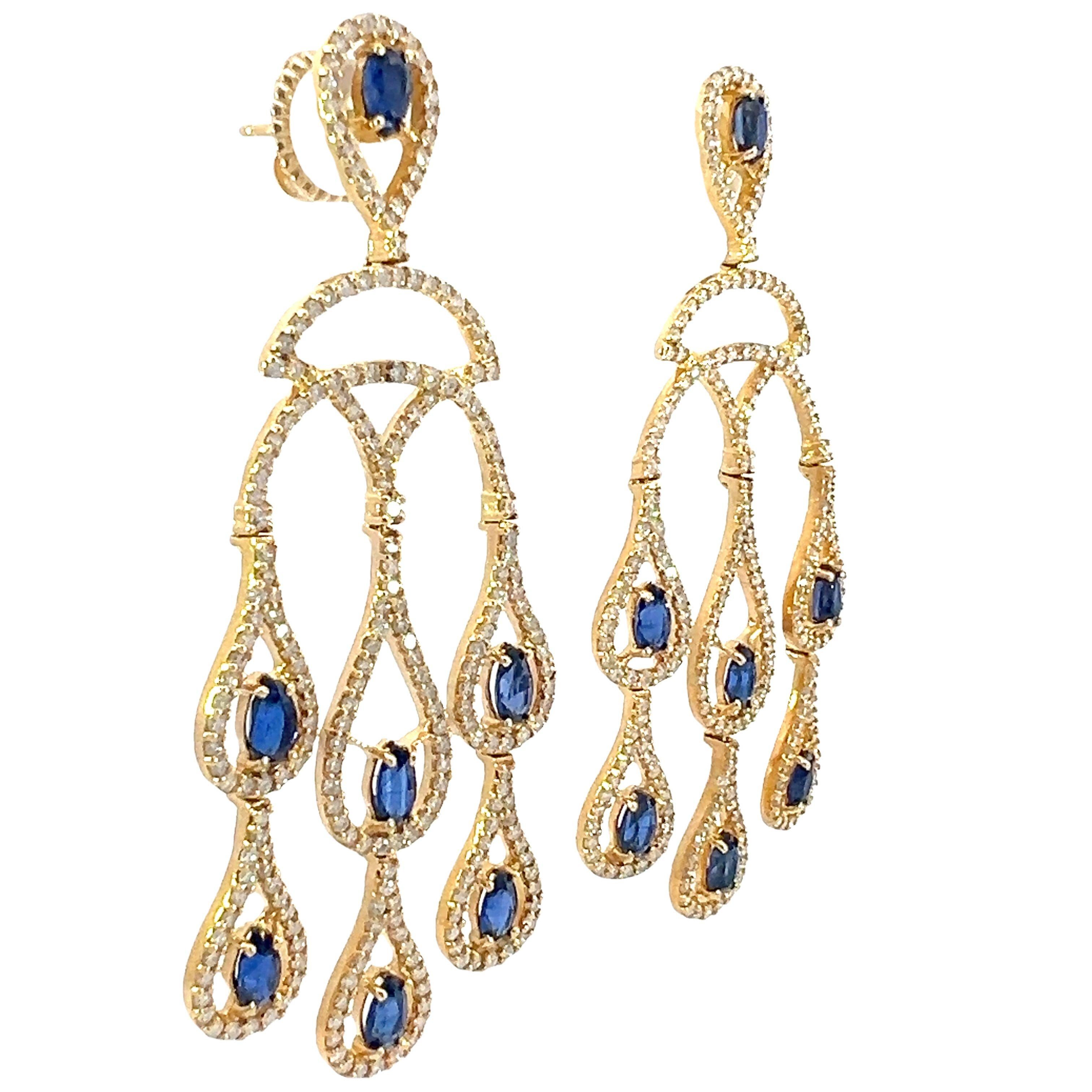 Questo splendido paio di orecchini lampadario è caratterizzato da cianite naturale da 4,24 carati e diamanti da 3,41 carati.

Questi splendidi orecchini a lampadario sono caratterizzati da anelli a cascata in oro giallo 14Kt ornati da scintillanti