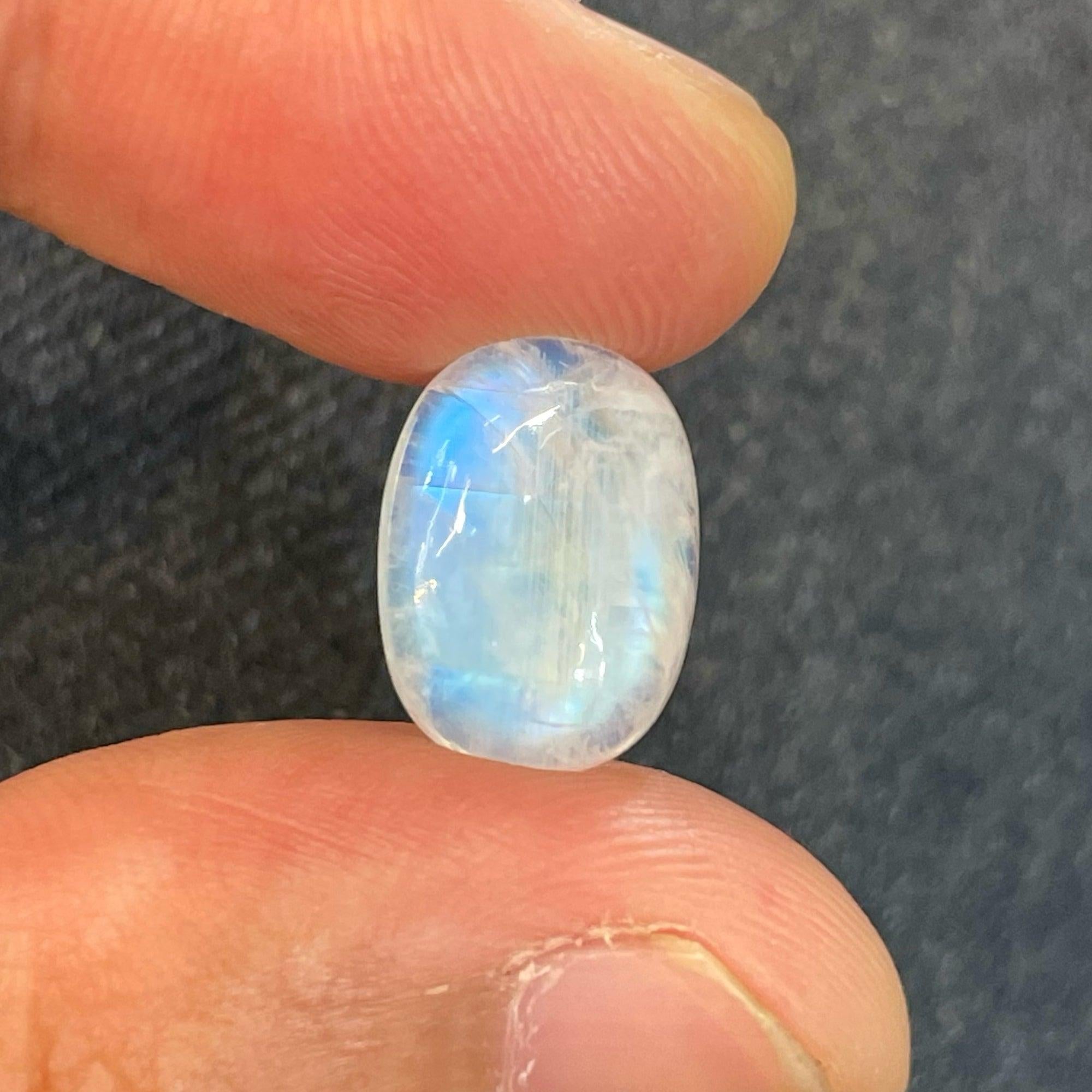 Stunning Natural Loose Moonstone Gem 6.05 Carats Fashion Jewelry In New Condition For Sale In Bangkok, TH