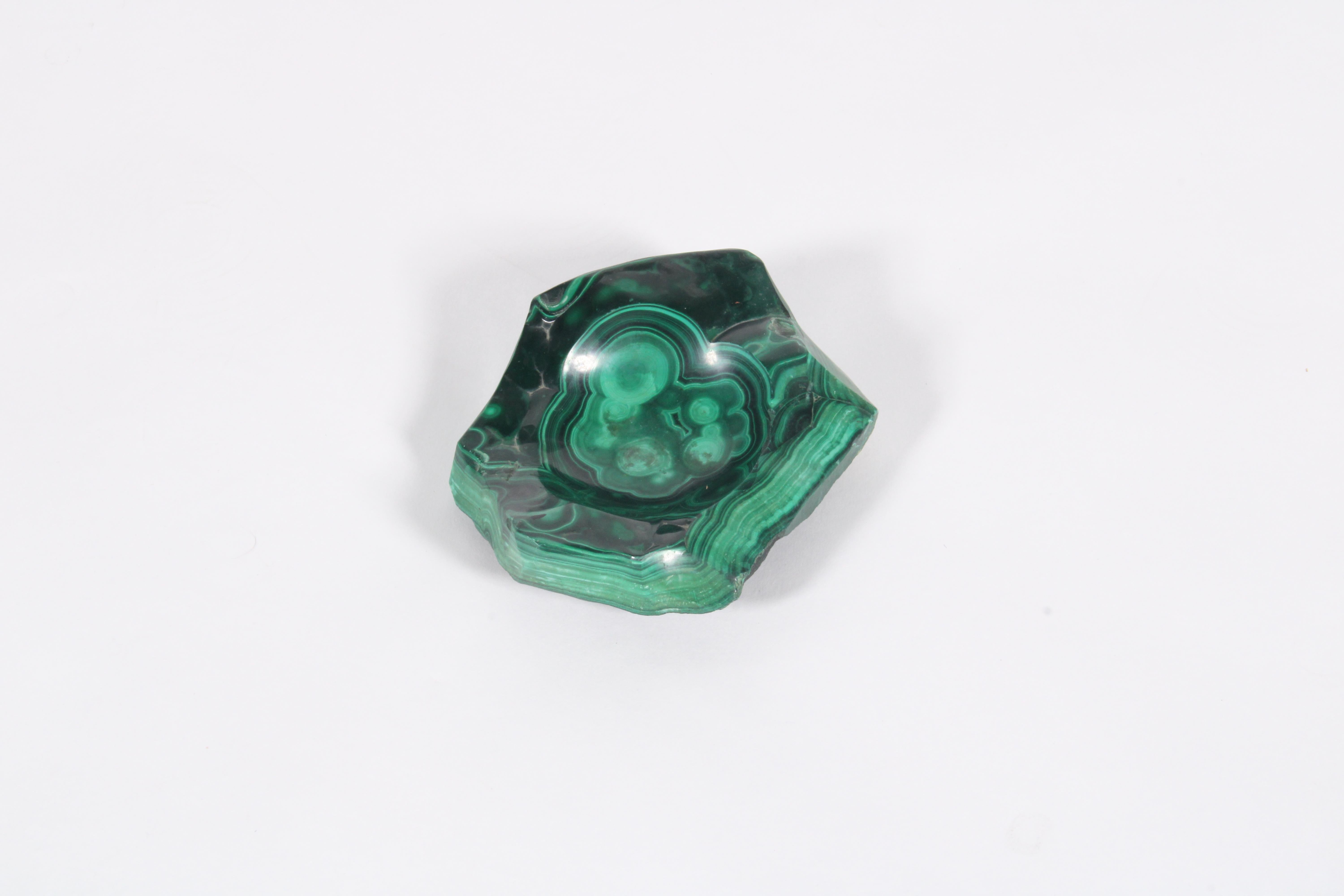 Un bellissimo piatto naturale di forma organica ricavato da un incredibile pezzo di malachite. Perfetto come complemento d'arredo o per la casa, questo piatto davvero unico ha una colorazione verde brillante e una superba venatura. Per favore,