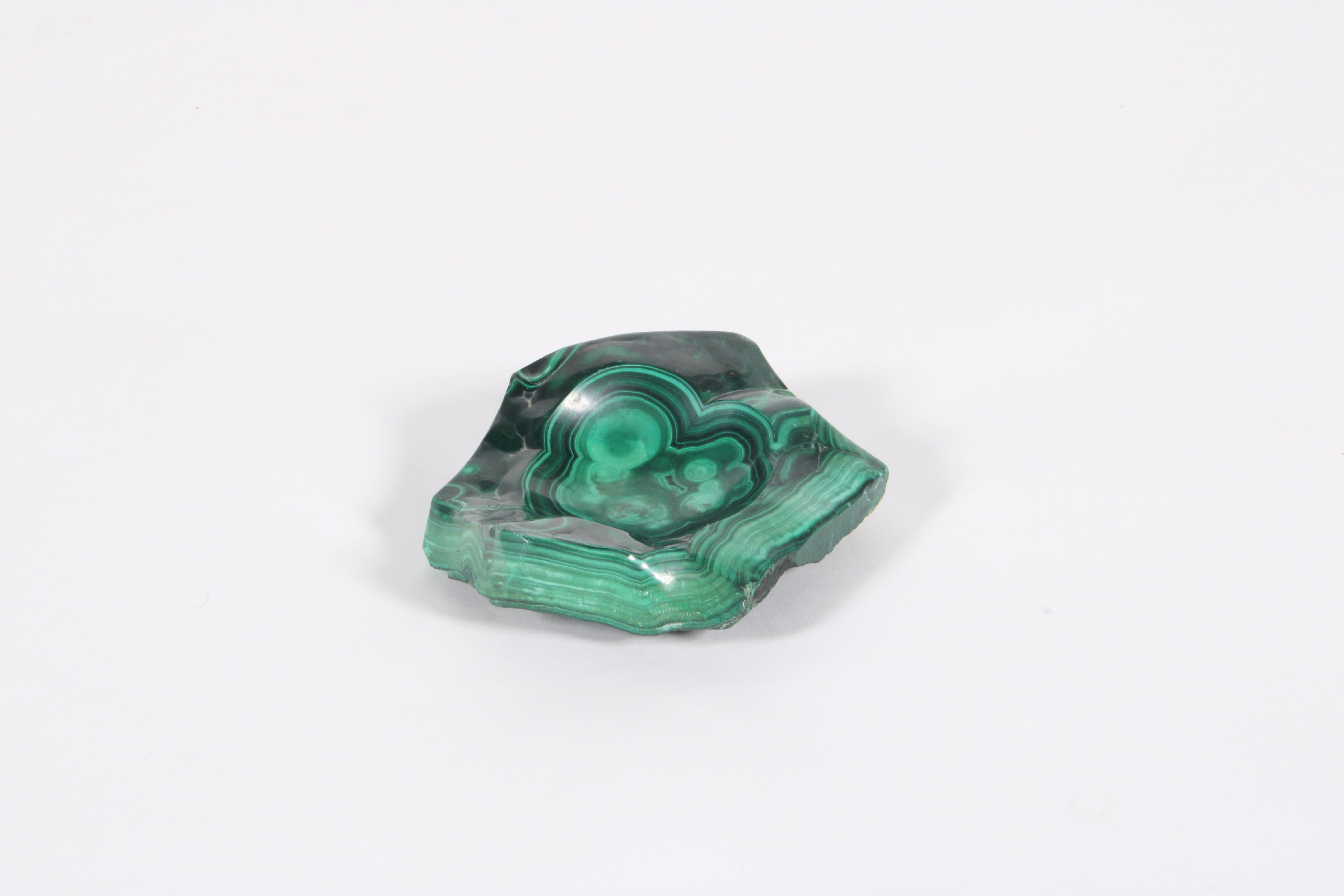 Moderno Splendido piatto di malachite naturale in forma organica *Spedizione internazionale gratuita in vendita