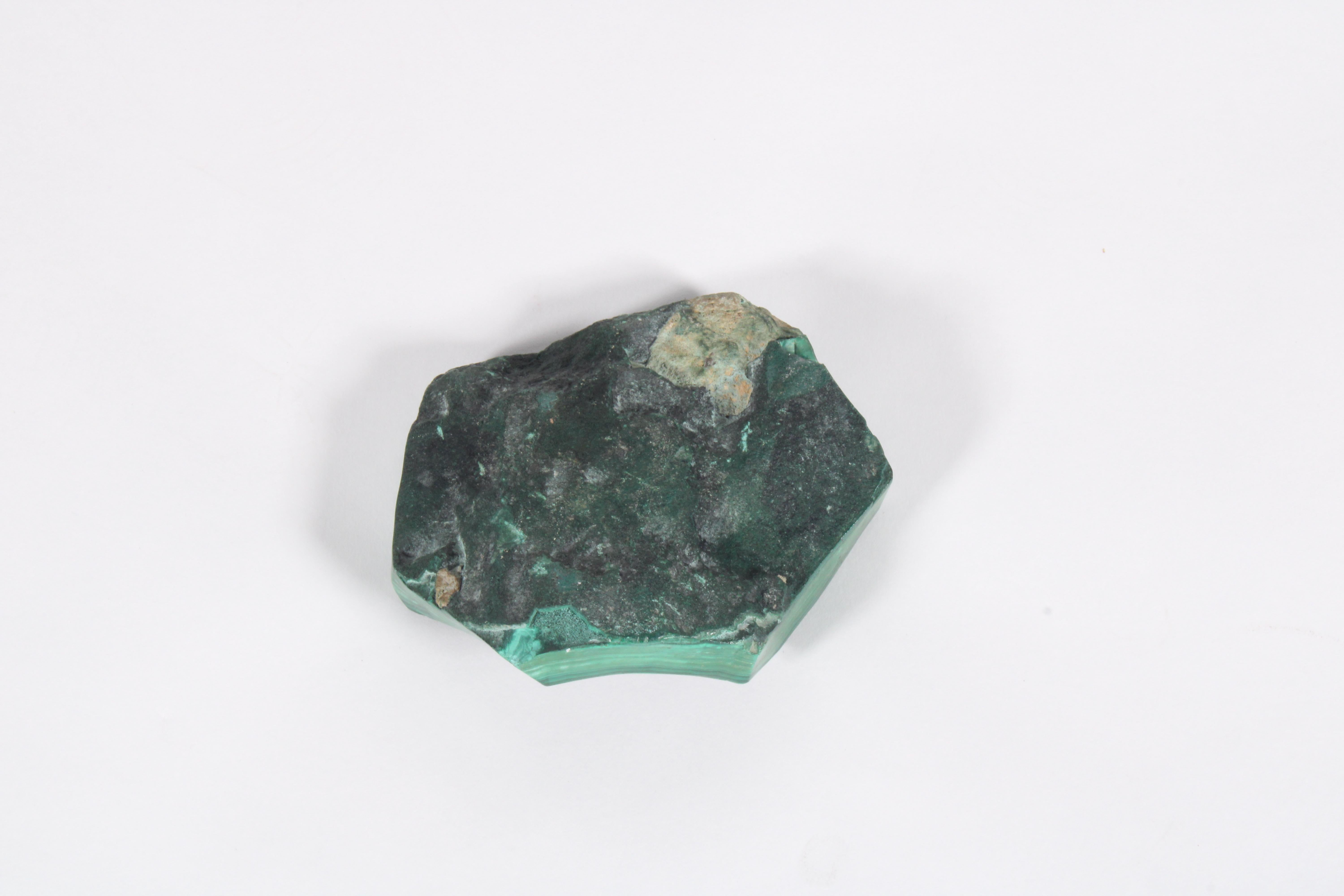 Fatto a mano Splendido piatto di malachite naturale in forma organica *Spedizione internazionale gratuita in vendita