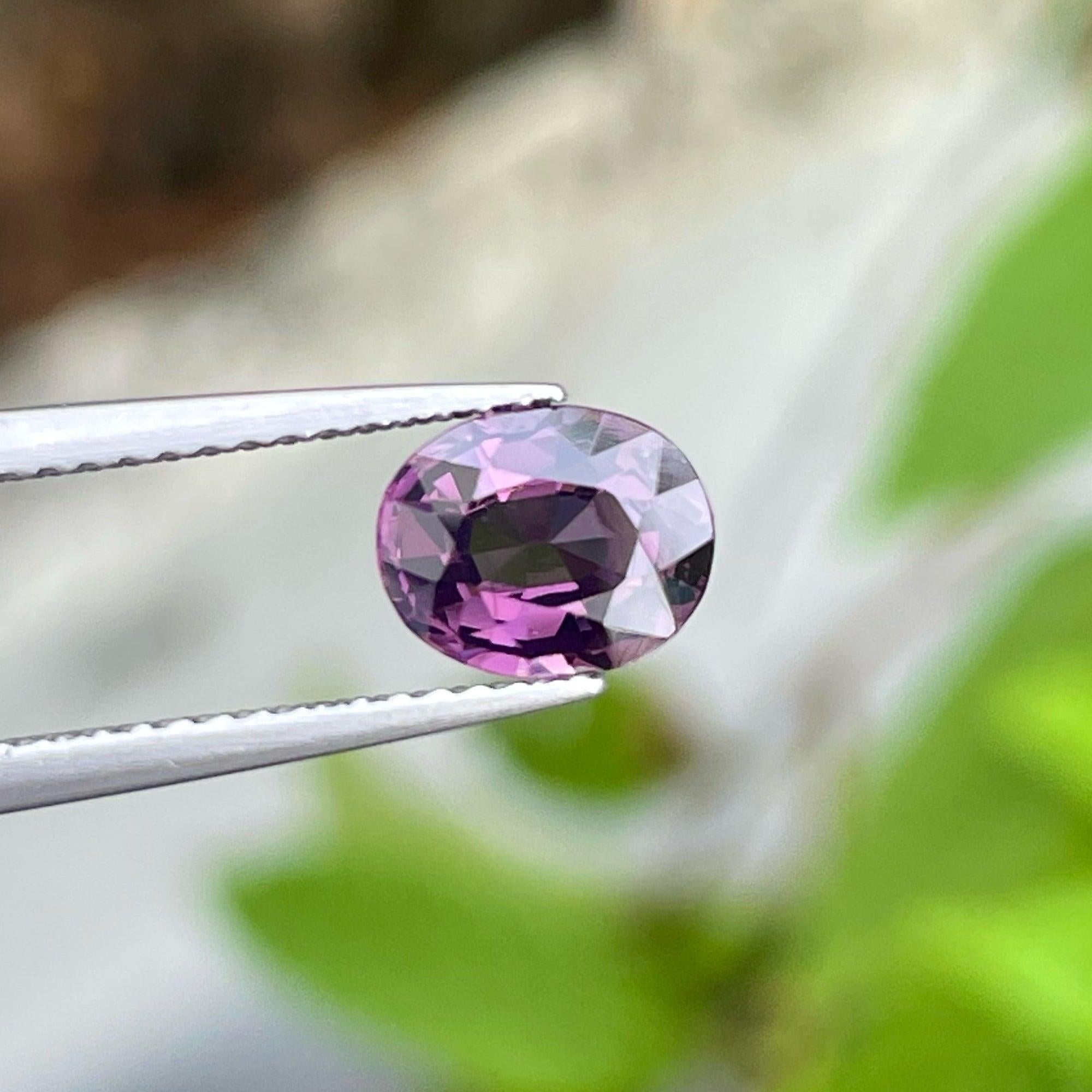 Modern Stunning Natural Purple Spinel Gemstone 1.17 Cts Loose Spinel Gem for Jewellery  For Sale