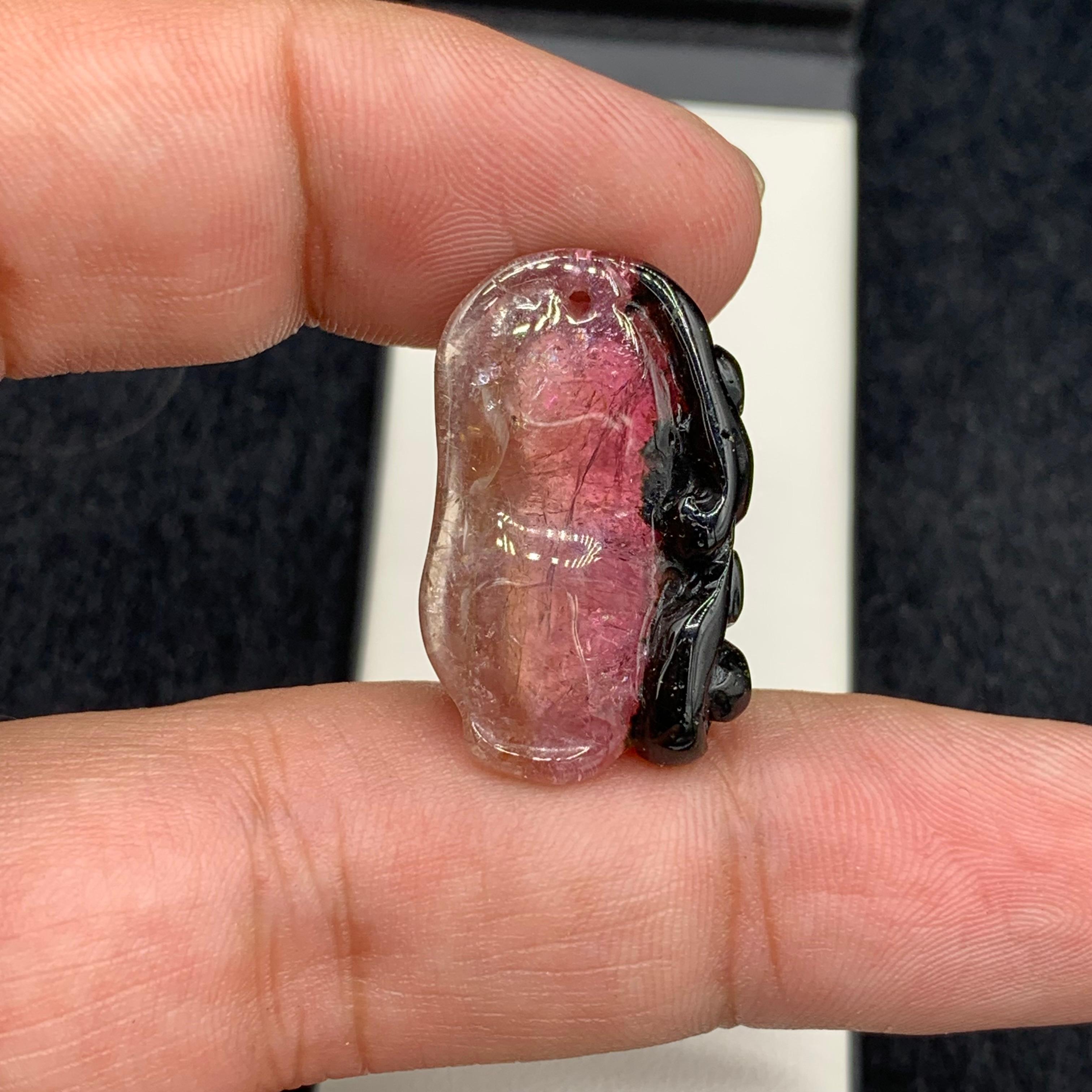 Informazioni sul prodotto: 
Tipo di gemma: Intaglio di tormalina
Peso: 26,70 Carati
Dimensioni: H: 2,6 x L: 1,6 x P: 0,7 Cm
Origine: Africa 
Trattamento: Nessuno
.
Questa squisita scultura di tormalina tricolore, proveniente dal cuore dell'Africa,