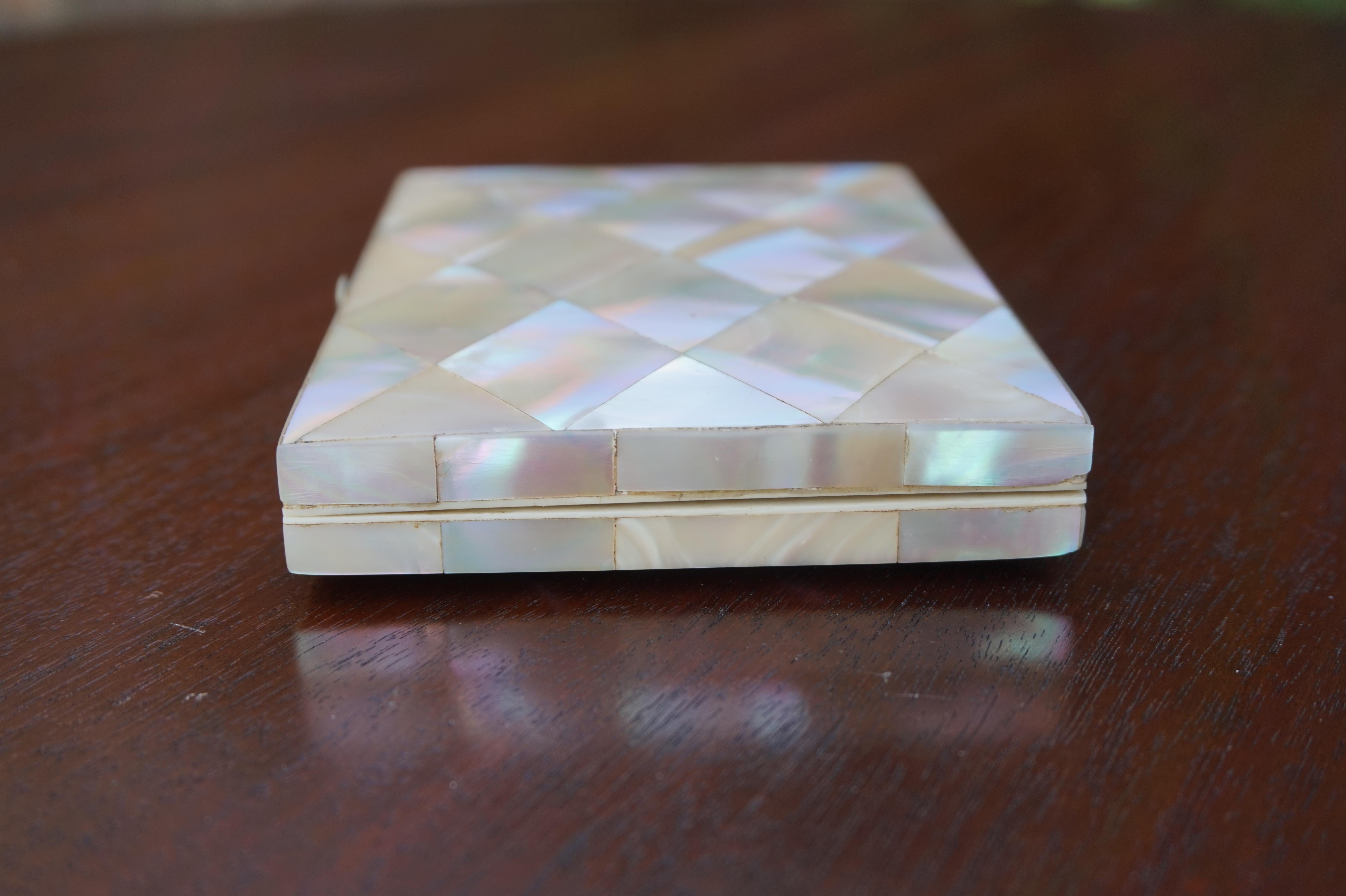 Stunning & Near Mint Condition Mid-19th Century Mother of Pearl Card Case / Box In Good Condition In Lisse, NL