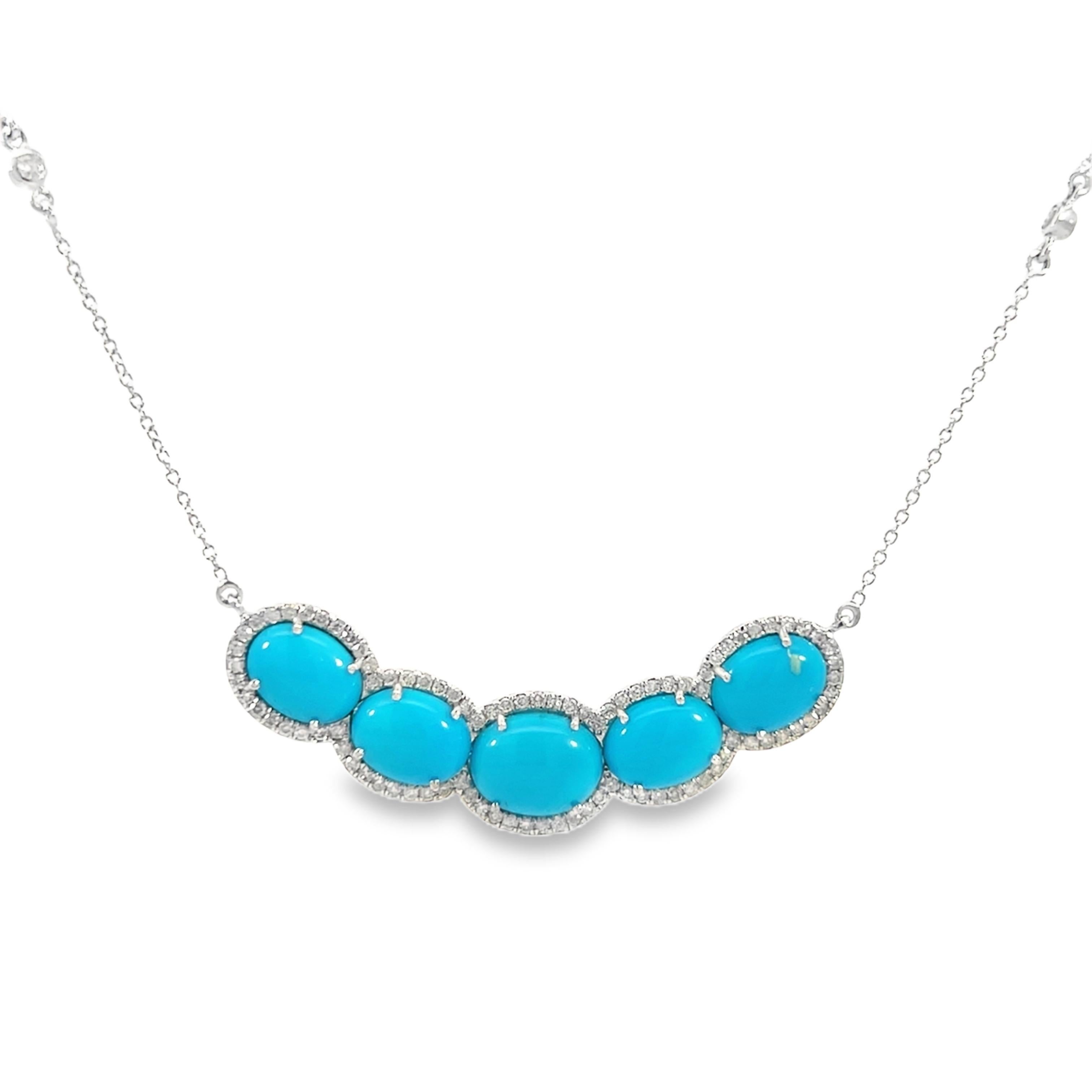 Ce superbe collier 14 carats est orné de cinq turquoises ovales vibrantes, chacune sertie d'un diamant supplémentaire. Il est magnifiquement entouré d'un collier de turquoise naturelle de 6,13 carats serti de diamants de 0,54 carat. En plus d'être