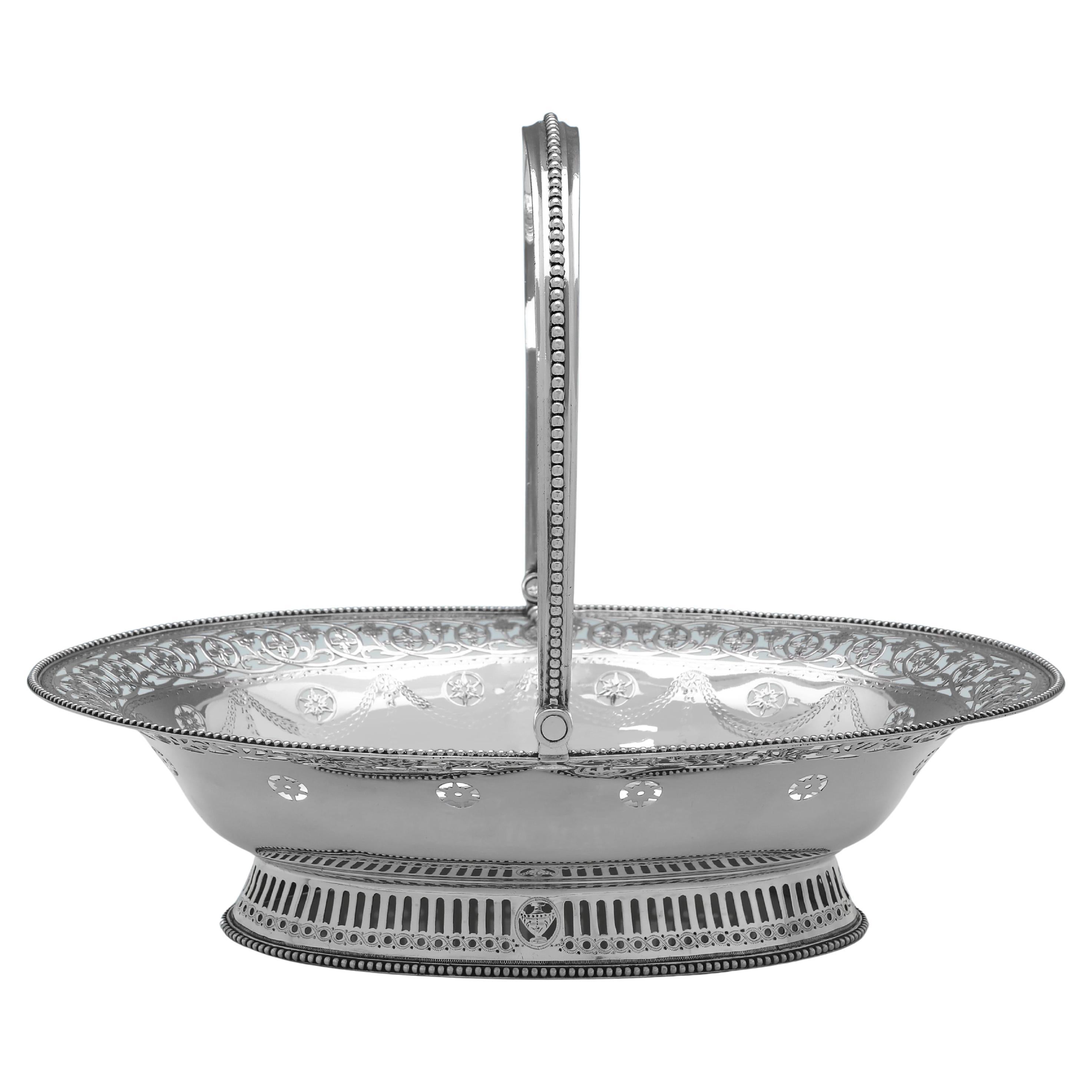 Marcada en Londres en 1782 por William Plummer, esta antigua cesta de plata de ley de la época de Jorge III es de estilo neoclásico, con decoración grabada y calada en el cuerpo y el pie, y bordes de cuentas en el cuerpo, el pie y el asa.La cesta